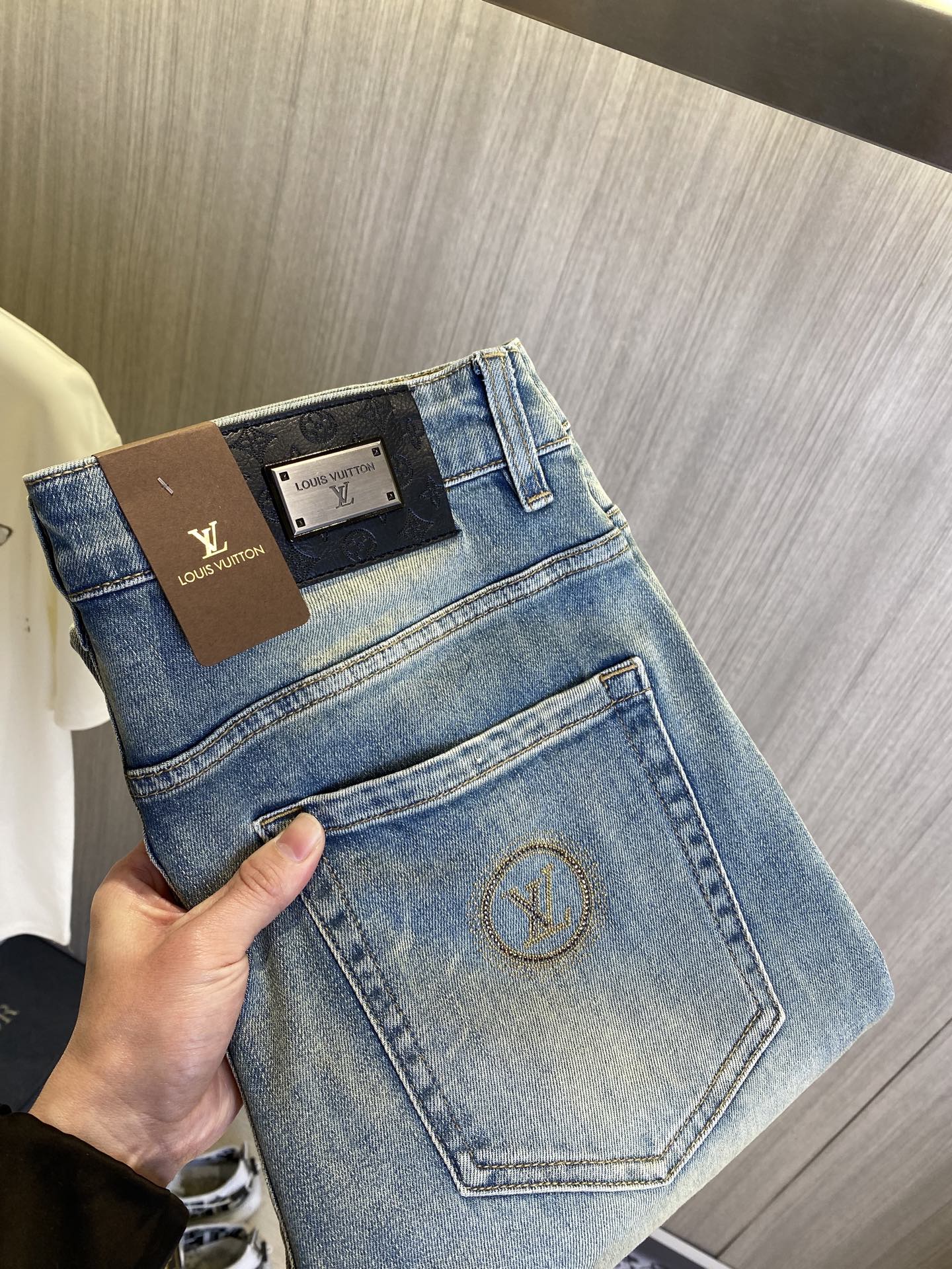 NO:918589,LV Louis Vuitton's 2026 new men's jeans are made of good elasticity. Exclusively available on the official website. Fashionable and elegant. Designed with heavy craftsmanship. Using original color yeast washing process. Selected imported heavyweight denim denim fabric. Equipped with counter hardware decoration. Genuine leather label. Exquisite stitching. Big brand style. Worth having. Size 28-38, shipped next day,,louis vuitton,louis vuitton,jeans,19860909LV路易威登 2026新品男士牛仔裤 面料弹性好.独家发售 官网同步 时尚优雅 重工艺设计.采用原色酵母水洗工艺 精选进口重磅丹宁牛仔面料 配专柜五金装饰 真皮皮牌 精致车线 大牌风范 值得拥有.码数28-38,隔天出货,,louis vuitton,louis vuitton,jeans,,Men's clothing