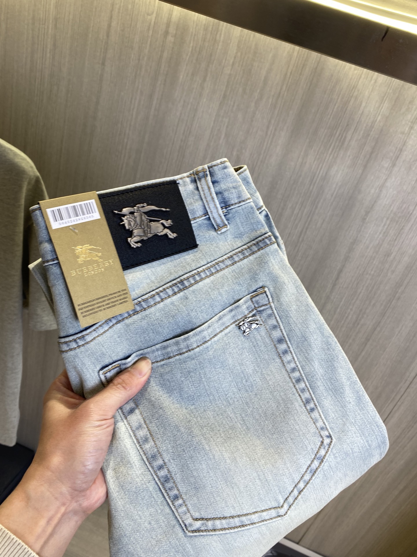 NO:918586,BURBERRY 2026 new men's jeans. The fabric has good elasticity. Exclusively sold on the official website. Fashionable and elegant. Heavy craftsmanship design. Using original color yeast washing process. Selected imported heavy denim denim fabric. Equipped with counter hardware decoration. Genuine leather label. Exquisite stitching. Big brand style. Worth owning. Size 28-38, shipped next day, burberry, burberry, jeans,19860909BURBERRY巴宝莉 2026新品男士牛仔裤 面料弹性好.独家发售 官网同步 时尚优雅 重工艺设计.采用原色酵母水洗工艺 精选进口重磅丹宁牛仔面料 配专柜五金装饰 真皮皮牌 精致车线 大牌风范 值得拥有.码数28-38,隔天出货,,burberry,burberry,jeans,,Men's clothing