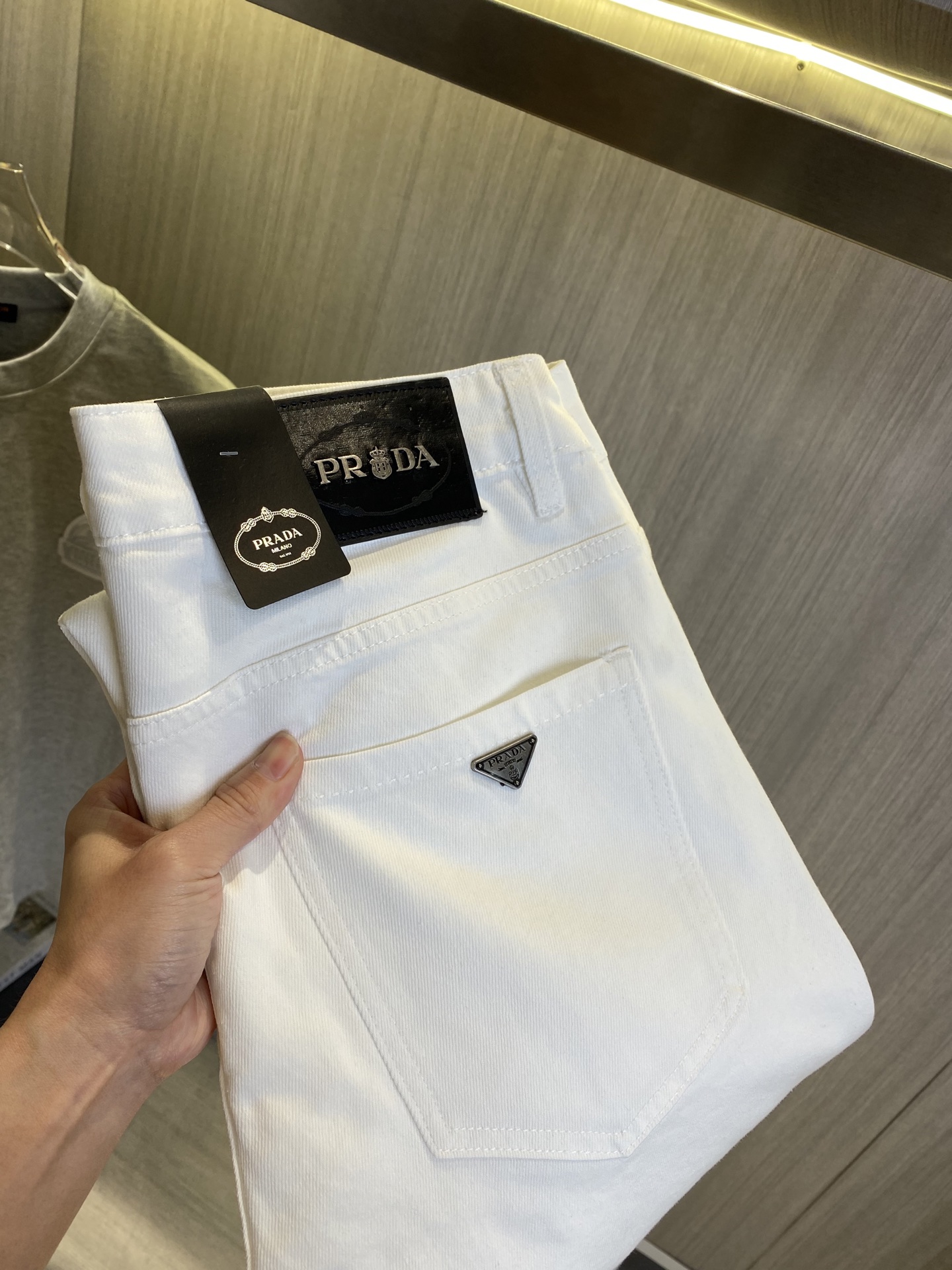 NO:918583,PRADA 2026 new men's jeans. The fabric has good elasticity. Exclusively available on the official website. Fashionable and elegant. Heavy craftsmanship design. Using original color yeast washing process. Selected imported heavyweight denim denim fabric. Equipped with counter hardware decoration. Genuine leather label. Exquisite stitching. Big brand style. Worth owning. Size 28-38, shipped next day, prada, prada, jeans,19860909PRADA普拉达 2026新品男士牛仔裤 面料弹性好.独家发售 官网同步 时尚优雅 重工艺设计.采用原色酵母水洗工艺 精选进口重磅丹宁牛仔面料 配专柜五金装饰 真皮皮牌 精致车线 大牌风范 值得拥有.码数28-38,隔天出货,,prada,prada,jeans,,Men's clothing