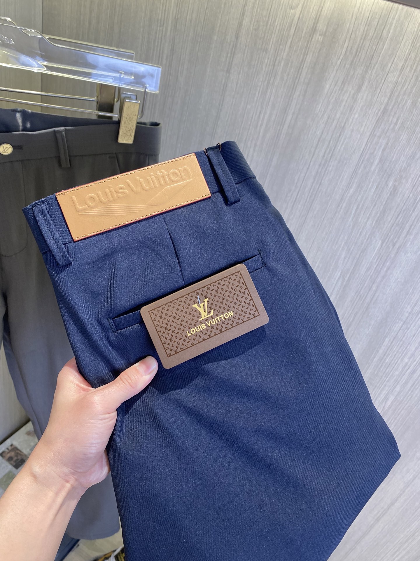 NO:937926,LV Louis Vuitton casual pants, trousers, new style, four seasons, special fabric for advanced custom pants, customized original hardware, heavy craftsmanship, fine turning and routing, customized fabric, soft and comfortable, significant texture, exquisite accessories, excellent upper body effect, complete three standards, standard size 29-38, no 35 (shipped next day),, louis vuitton, louis vuitton,19860909LV路易威登 休闲裤 西裤 新款 四季款 高级定制裤子专用面料 定制原版五金 重工工艺打造 车工走线精细 定制面料 柔软舒适 质感显著 辅料精美 上身效果超赞 三标齐全 标准尺码29-38,无35（隔天出货）,,louis vuitton,louis vuitton,,Men's clothing