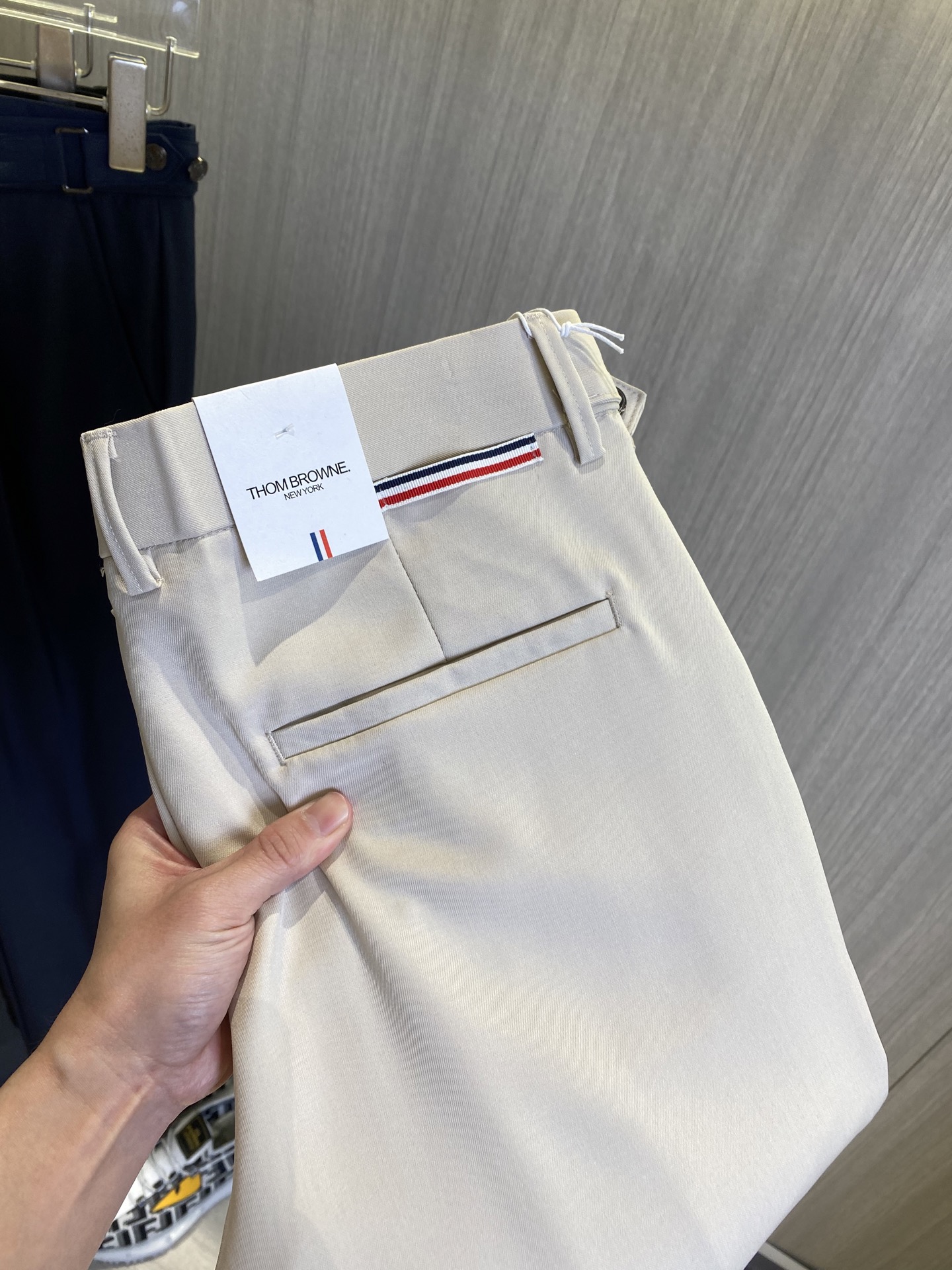 NO:937930,TB Thom Brown casual pants, trousers, new style, four seasons, special fabric for advanced custom trousers, customized original hardware, heavy craftsmanship, fine turning and wiring, customized fabric, soft and comfortable, significant texture, exquisite accessories, great upper body effect, complete three standards, standard size 29-36, no 35 (shipped next day),,thom browne,19860909TB汤姆布朗 休闲裤 西裤 新款 四季款 高级定制裤子专用面料 定制原版五金 重工工艺打造 车工走线精细 定制面料 柔软舒适 质感显著 辅料精美 上身效果超赞 三标齐全 标准尺码29-36,无35（隔天出货）,,thom browne,,Men's clothing