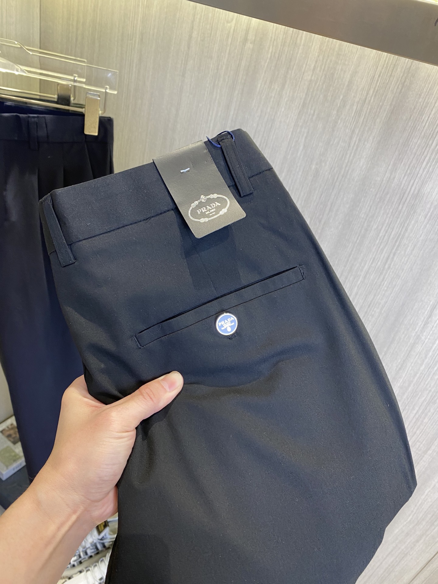 NO:937933,PRADA Casual pants, trousers, new style, four seasons, special fabric for advanced custom trousers, customized original hardware, heavy craftsmanship, fine turning and wiring, customized fabric, soft and comfortable, significant texture, exquisite accessories, great upper body effect, complete three standards, standard size 29-36, no 35 (shipped next day),, prada, prada,19860909PRADA普拉达 休闲裤 西裤 新款 四季款 高级定制裤子专用面料 定制原版五金 重工工艺打造 车工走线精细 定制面料 柔软舒适 质感显著 辅料精美 上身效果超赞 三标齐全 标准尺码29-36,无35（隔天出货）,,prada,prada,,Men's clothing