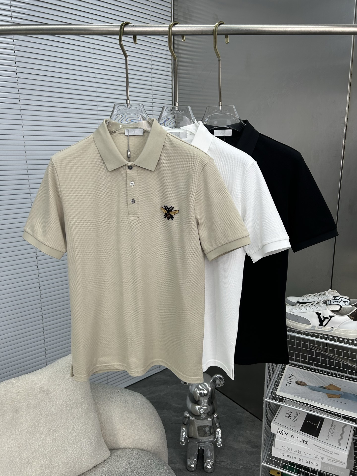 NO:864089,DIOR Dior's new 2026 spring and summer polo shirt is a business casual lapel short-sleeved T-shirt. The exquisite and fitted tailoring sets off the minimalist design style, showing the elegant style at a glance!  High gram weight 260g pure cotton pique fabric, the quality is supreme, the materials will never disappoint, the fabric surface is fine and smooth, soft and skin-friendly, the cotton is full, with elasticity, the upper body is high-end and crisp and stylish at the same time, size M-3XL, dior, dior, T-shirt, tees, t-shirt,19860909DIOR迪奥 2026春夏新款polo衫商务休闲翻领短袖T恤,精致合体的剪裁版型衬托出了极简主义的设计风格,把优雅风展露的一览无余！高克重260g纯棉珠地面料,品质至上,用料永远不会让人失望,布面精细光滑,柔软亲肤,棉质饱满,附有弹力 ,上身高档的同时又挺括有型,尺码M-3XL,,dior,dior,T-shirt,tees，t-shirt,,Men's clothing