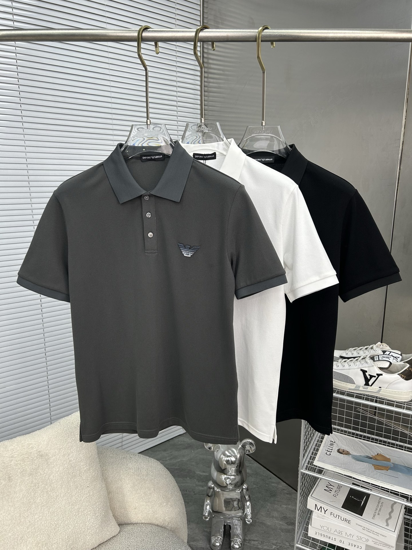 NO:864068,ARMANI 2026 spring and summer new polo shirt business casual lapel short-sleeved T-shirt, the exquisite and fitted tailoring sets off the minimalist design style, showing the elegant style at a glance!  High gram weight 260g pure cotton pique fabric, the quality is supreme, the materials used will never disappoint, the fabric surface is fine and smooth, soft and skin-friendly, the cotton is full, with elasticity, the upper body is high-end and crisp and stylish at the same time, sizes M-3XL, armani, armani, T-shirt, tees, t-shirt,19860909ARMANI阿玛尼 2026春夏新款polo衫商务休闲翻领短袖T恤,精致合体的剪裁版型衬托出了极简主义的设计风格,把优雅风展露的一览无余！高克重260g纯棉珠地面料,品质至上,用料永远不会让人失望,布面精细光滑,柔软亲肤,棉质饱满,附有弹力 ,上身高档的同时又挺括有型,尺码M-3XL,,armani,armani,T-shirt,tees，t-shirt,,Men's clothing