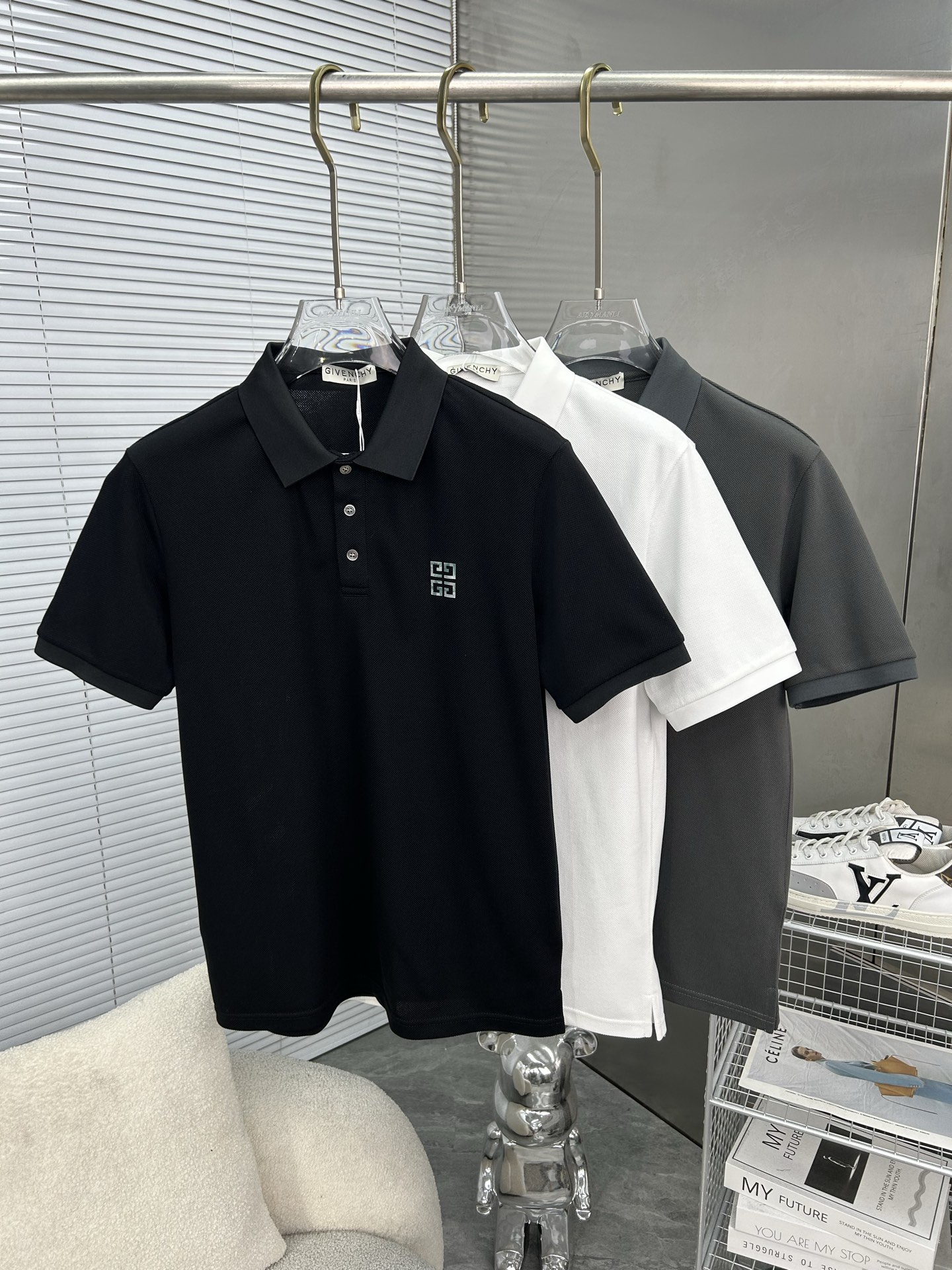 NO:864116,GIVENCHY 2026 spring and summer new polo shirt business casual lapel short-sleeved T-shirt, the exquisite and fitted tailoring sets off the minimalist design style, showing the elegant style at a glance!  High gram weight 260g pure cotton pique fabric, the quality is supreme, the materials used will never disappoint, the fabric surface is fine and smooth, soft and skin-friendly, the cotton is full, with elasticity, the upper body is high-end and crisp and stylish at the same time, size M-3XL,,givenchy,givenchy,T-shirt,tees,t-shirt,19860909GIVENCHY纪梵希 2026春夏新款polo衫商务休闲翻领短袖T恤,精致合体的剪裁版型衬托出了极简主义的设计风格,把优雅风展露的一览无余！高克重260g纯棉珠地面料,品质至上,用料永远不会让人失望,布面精细光滑,柔软亲肤,棉质饱满,附有弹力 ,上身高档的同时又挺括有型,尺码M-3XL,,givenchy,givenchy,T-shirt,tees，t-shirt,,Men's clothing