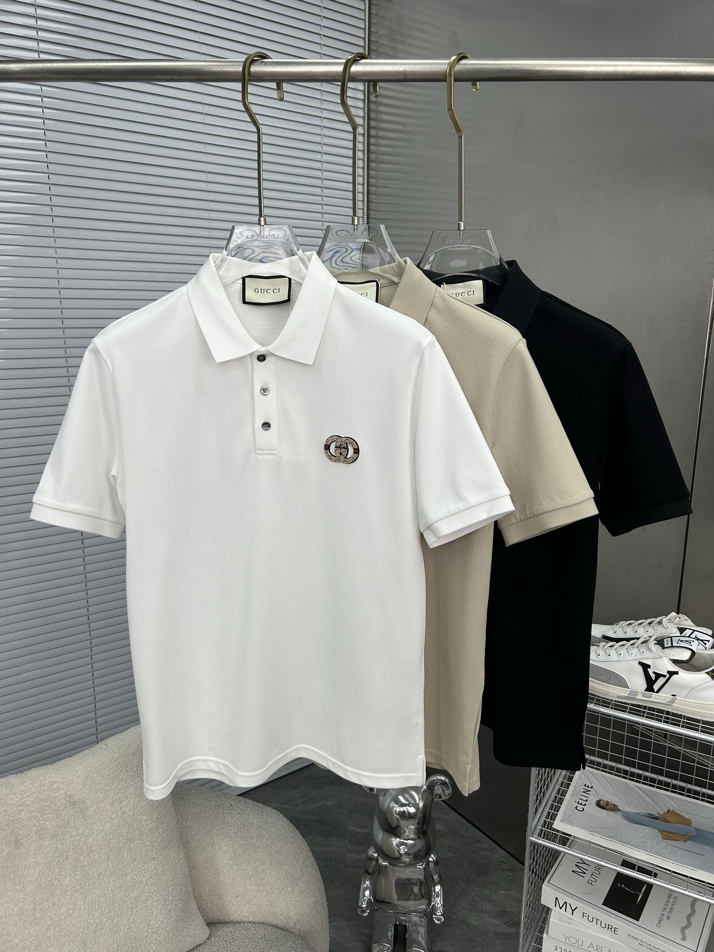 NO:871155,GUCCI 2026 spring and summer new polo shirt business casual lapel short-sleeved T-shirt, the exquisite and fitted tailoring sets off the minimalist design style, showing the elegant style at a glance!  High gram weight 260g pure cotton pique fabric, the quality is supreme, the materials will never disappoint, the fabric surface is fine and smooth, soft and skin-friendly, the cotton is full, with elasticity, the upper body is high-end and crisp and stylish at the same time, sizes M-3XL,, gucci, T-shirt, tees, t-shirt,19860909GUCCI古奇 2026春夏新款polo衫商务休闲翻领短袖T恤,精致合体的剪裁版型衬托出了极简主义的设计风格,把优雅风展露的一览无余！高克重260g纯棉珠地面料,品质至上,用料永远不会让人失望,布面精细光滑,柔软亲肤,棉质饱满,附有弹力 ,上身高档的同时又挺括有型,尺码M-3XL,,gucci,T-shirt,tees，t-shirt,,Men's clothing