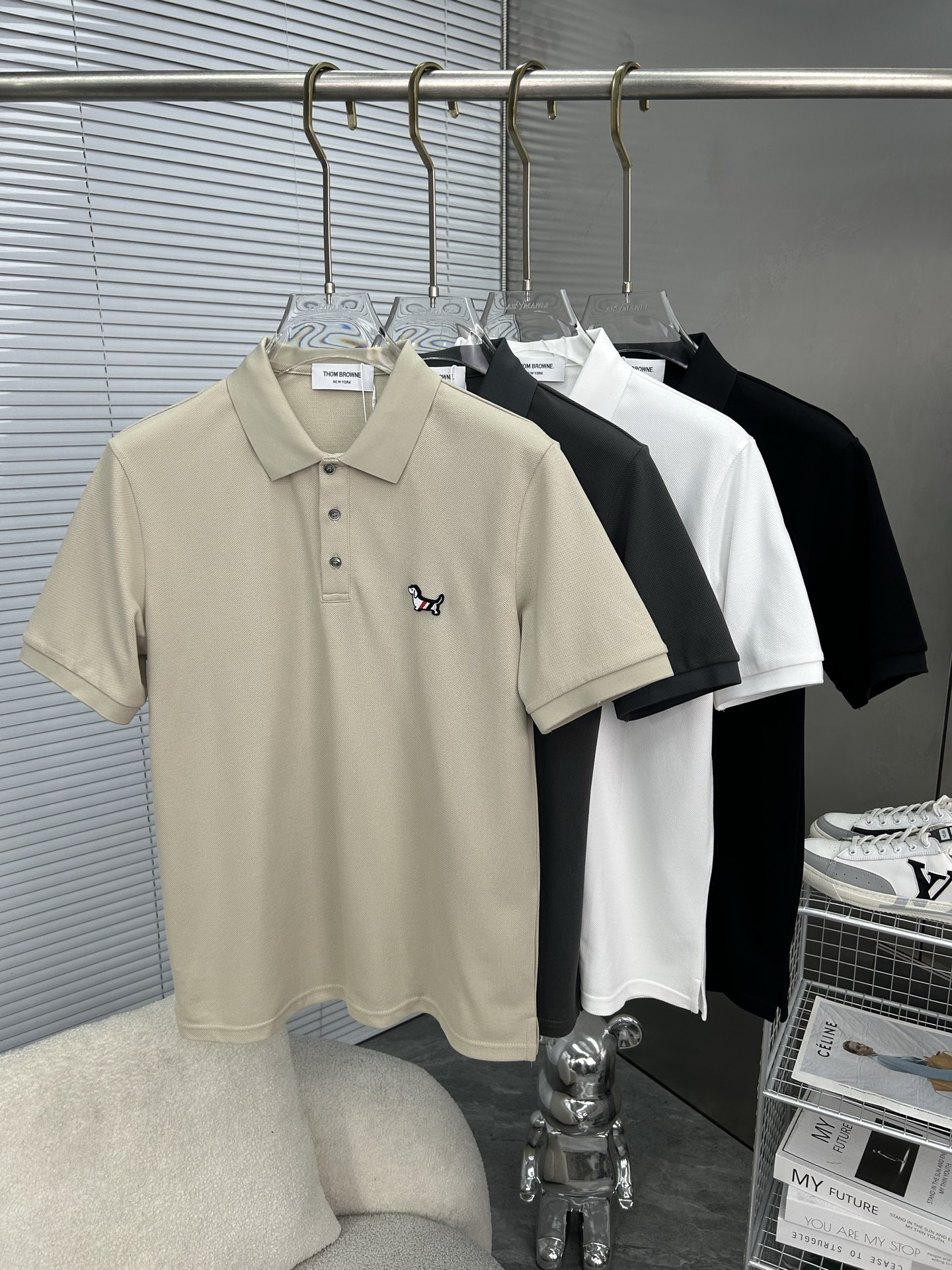 NO:864166,TB Tom Brown's 2026 spring and summer new polo shirt business casual lapel short-sleeved T-shirt, the exquisite and fitted tailoring sets off the minimalist design style, showing the elegant style at a glance!  High gram weight 260g pure cotton pique fabric, the quality is supreme, the materials will never disappoint, the fabric surface is fine and smooth, soft and skin-friendly, the cotton is full, with elasticity, the upper body is high-end and crisp and stylish at the same time, size M-3XL,,thom browne,T-shirt,tees,t-shirt,19860909TB汤姆布朗 2026春夏新款polo衫商务休闲翻领短袖T恤,精致合体的剪裁版型衬托出了极简主义的设计风格,把优雅风展露的一览无余！高克重260g纯棉珠地面料,品质至上,用料永远不会让人失望,布面精细光滑,柔软亲肤,棉质饱满,附有弹力 ,上身高档的同时又挺括有型,尺码M-3XL,,thom browne,T-shirt,tees，t-shirt,,Men's clothing