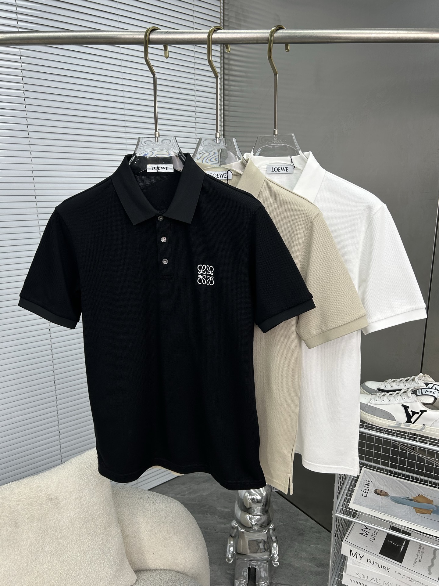 NO:871135,LOEWE's 2026 spring and summer new polo shirt business casual lapel short-sleeved T-shirt. The exquisite and fitted tailoring sets off the minimalist design style, showing the elegant style at a glance!  High gram weight 260g pure cotton pique fabric, the quality is supreme, the materials will never disappoint, the fabric surface is fine and smooth, soft and skin-friendly, the cotton is full, with elasticity, the upper body is high-end and crisp and stylish, size M-3XL,, loewe, loewe, T-shirt, tees, t-shirt,19860909LOEWE罗意威 2026春夏新款polo衫商务休闲翻领短袖T恤,精致合体的剪裁版型衬托出了极简主义的设计风格,把优雅风展露的一览无余！高克重260g纯棉珠地面料,品质至上,用料永远不会让人失望,布面精细光滑,柔软亲肤,棉质饱满,附有弹力 ,上身高档的同时又挺括有型,尺码M-3XL,,loewe,loewe,T-shirt,tees，t-shirt,,Men's clothing