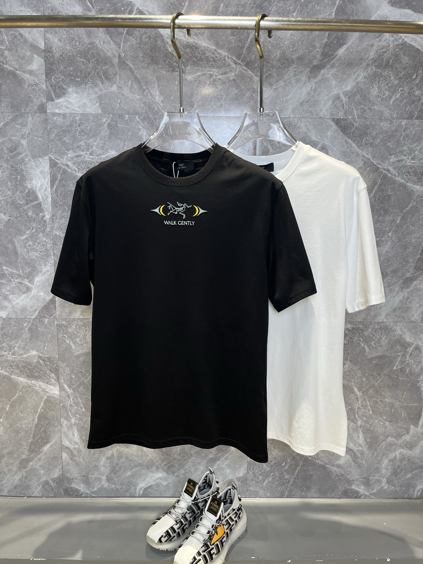 NO:442429,ARCTERYX Archaeopteryx 2025ss Spring and Summer latest short-sleeved T-shirt is shipped!  !  2025 new T-shirt, high-version special fabric, high-weight pure cotton woven fabric, comfortable and wide-body, stitching embroidery, digital printing, flocking technology, men and women, loose style, fine workmanship, comfortable upper body, super handsome upper body, men and women, same style M-3XL, arc'teryx, T-shirt,tees, t-shirt,alexander wang19860909ARCTERYX始祖鸟 2025ss春夏最新款短袖T恤出货啦！！ 2025新款T恤 高版本专用面料 高克重纯棉丝光面料 上身舒适不失挺阔 针脚刺绣工艺、数字印花、植绒工艺,男女同款 宽松版型 做工走线精细 面料上身舒适 超帅上身 男女同款M-3XL,arc'teryx,T-shirt,tees，t-shirt,alexander wang,Men's clothing
