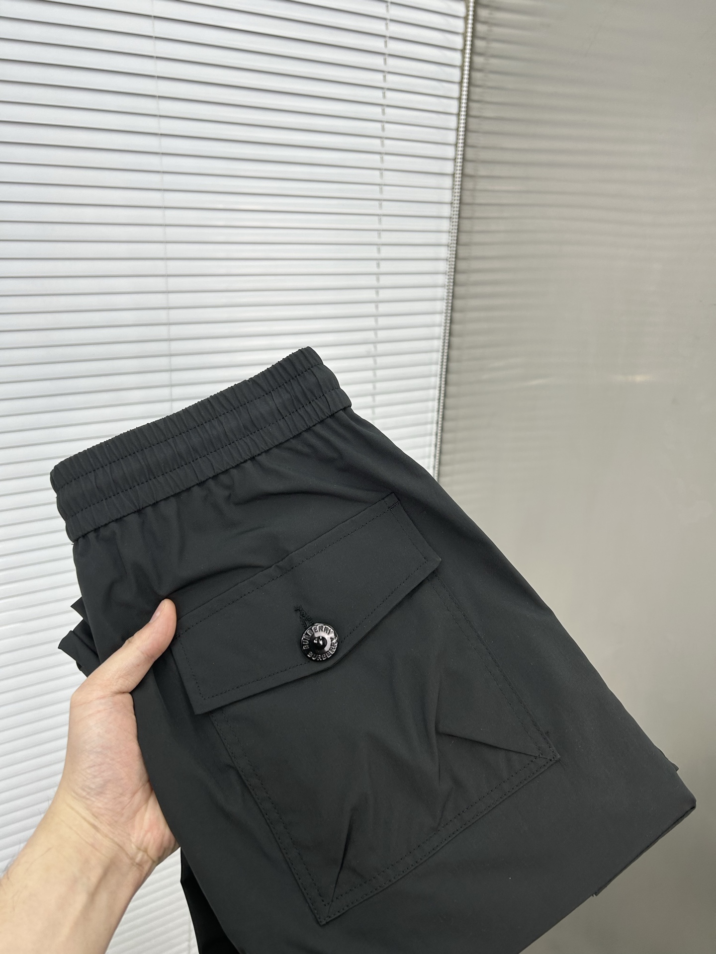 NO:912627,BURBERRY black workwear leggings | Both cool and practical. You can never go wrong with classic black, which is both slim and versatile. The loose fit and drawstring design allow you to adjust the tightness according to your own preferences, giving you perfect comfort.  The multiple large pockets on both sides are super practical and convenient for placing small items. The detailed design of zippers and buttons adds a bit of coolness. The leg-tie style makes the overall look neater. Size M-4XL (shipped next day),, burberry, burberry,19860909BURBERRY巴宝莉 黑色工装束脚裤 | 酷感与实用兼具 经典黑色永远不会出错,既显瘦又百搭.宽松的版型加上抽绳设计,能根据自己的喜好调节松紧,舒适度满分. 两侧多个大口袋超实用,方便放置小物件,拉链和纽扣的细节设计,增添了几分酷感.束脚的款式让整体造型更利落.码数M-4XL（隔天出货）,,burberry,burberry,,Men's clothing