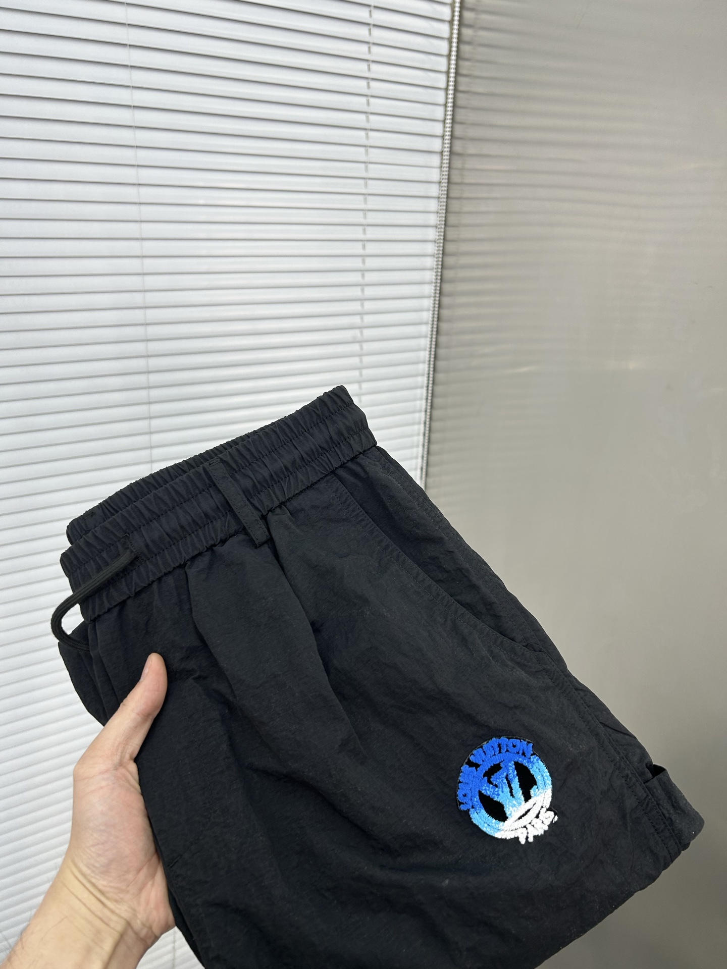 NO:912612,LV Louis Vuitton cool black leggings | The new favorite of street fashion. The design of the trousers adds a unique texture and is not too monotonous. The drawstring leg design is not only easy to adjust, but also shows a neat style. The colorful logo pattern on the pocket is particularly eye-catching against the black, instantly improving the overall fashion sense. The fabric is light and comfortable, and there is no sense of restraint when worn. Size M-4XL (shipped next day), louis vuitton, louis  vuitton,19860909LV路易威登 酷黑束脚裤 | 街头潮流新宠 裤身的设计,增添了独特的质感,不会过于单调.抽绳束脚的设计,既方便调节,又能展现利落的风格.口袋上那炫彩的标志图案,在黑色的衬托下格外亮眼,瞬间提升了整体的时尚感.面料轻盈舒适,穿着没有束缚感.码数M-4XL（隔天出货）,,louis vuitton,louis vuitton,,Men's clothing