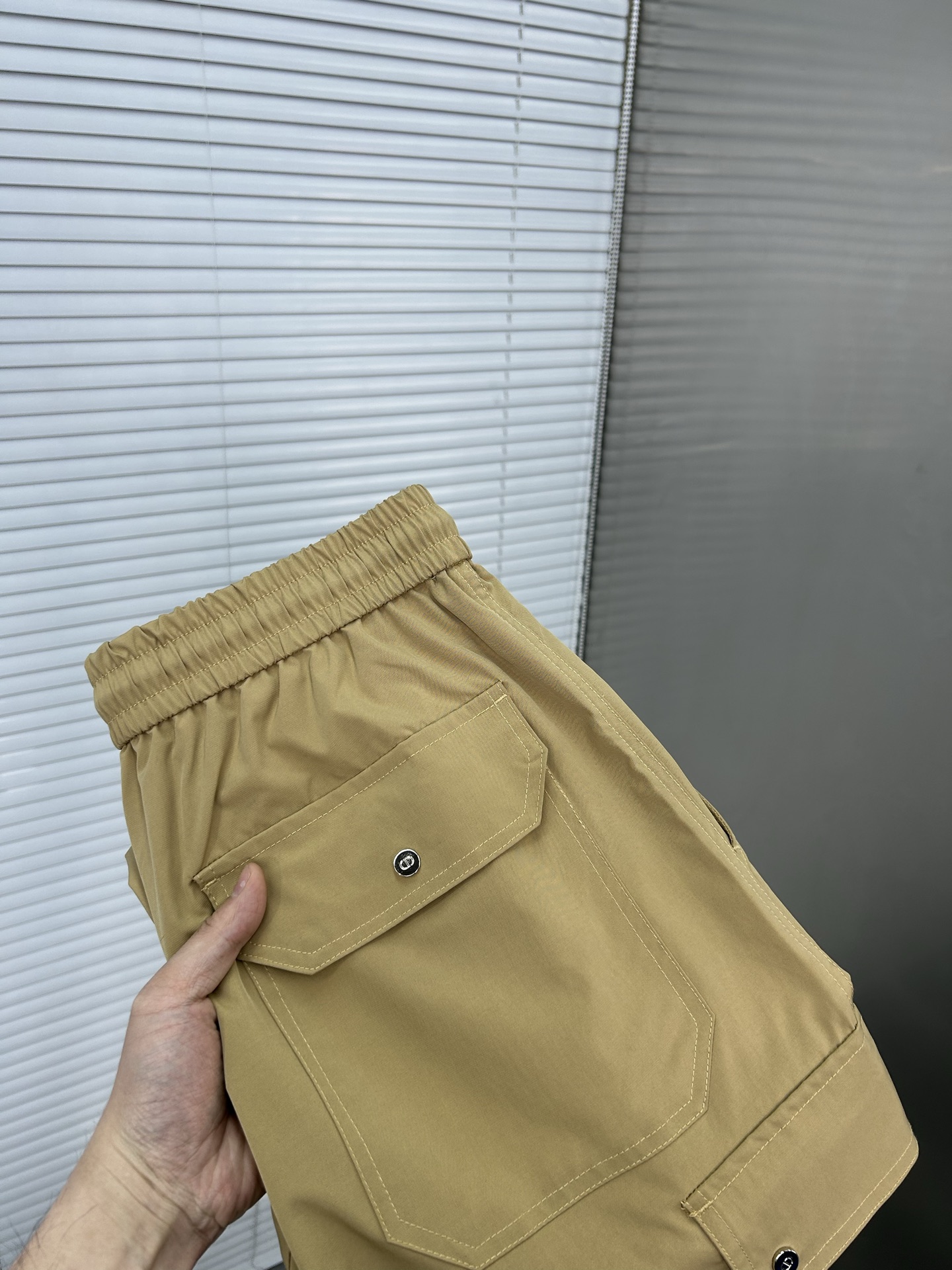 NO:912621,DIOR Dior Khaki Work Trousers | The perfect fusion of casualness and practicality. The gentle and retro khaki tone can easily create a casual atmosphere. The drawstring design at the waist is easy to adjust and can be worn freely.  The large pockets on both sides are not only practical and can hold many small items, but the metal buckle details on the pockets add a bit of toughness. The leg-tie style is neat and makes the legs longer. Size M-4XL (shipped next day),, dior, dior,19860909DIOR迪奥 卡其工装束脚裤 | 随性与实用的完美融合 温柔又复古的卡其色调,轻松就能营造出随性氛围.腰部的抽绳设计,方便调节,穿着无拘无束 . 两侧大大的口袋不仅实用,能装下不少小物件,而且口袋上的金属扣细节,增添了几分硬朗感.束脚的款式利落又显腿长.码数M-4XL（隔天出货）,,dior,dior,,Men's clothing