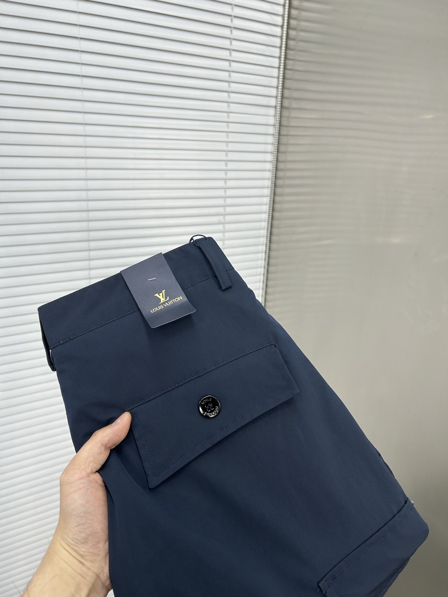 NO:912624,LV Louis Vuitton navy blue overalls | A duo of fashion and practicality, the deep navy blue color is both elegant and versatile. The neat straight silhouette is not flattering on your figure and is comfortable to wear. The large cargo pockets on both sides are full of practical properties and can easily hold various small items. The exquisite 'LV' logo on the pocket is the finishing touch, highlighting luxury in a low-key manner.  .The splicing design of the pants body adds a sense of layering and three-dimensionality. Size M-4XL (shipped next day),, louis vuitton, louis vuitton,19860909LV路易威登 藏蓝工装裤 | 时髦与实用的双重奏深邃的藏蓝色,既显气质又百搭.利落的直筒版型,不挑身材,穿着舒适自在. 两侧大大的工装口袋,实用属性拉满,能轻松装下各种小物件,口袋上精致的“LV”标志,更是点睛之笔,低调中彰显奢华 .裤身的拼接设计,增加了层次感和立体感.码数M-4XL（隔天出货）,,louis vuitton,louis vuitton,,Men's clothing