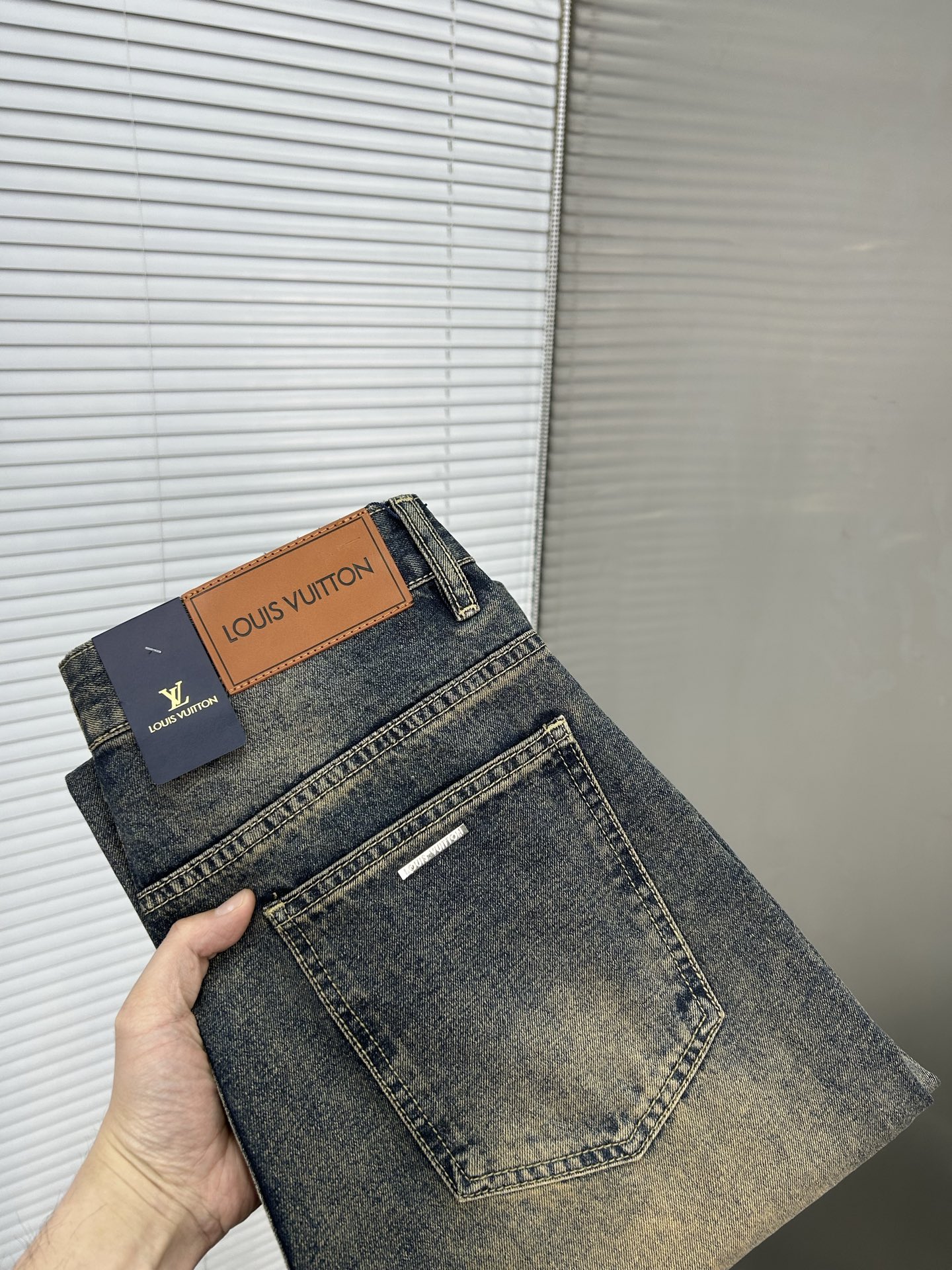 NO:912604,LV Louis Vuitton [Loose Straight Leg] Retro Gradient Jeans | A must-have for street coolness. The classic denim blue is paired with a unique gradient effect. The transition from dark blue to light yellow is natural, as if with traces of time, and the retro feel is directly full. The straight version does not pick up the leg shape, and can well modify the leg line, making it appear straight and slim. The metal buckle and simple pocket design at the waistband are full of details. Size 28-38 (shipped next day), louis vuitton, louis  vuitton,jeans,19860909LV路易威登【宽松直筒】复古渐变牛仔裤 | 街头酷感必备 经典牛仔蓝搭配独特的渐变效果,从深蓝到浅黄的过渡自然,仿佛带着岁月的痕迹,复古感直接拉满. 直筒的版型不挑腿型,能够很好地修饰腿部线条,显直又显瘦.裤腰处的金属扣和简约口袋设计,细节感满满. 码数28-38（隔天出货）,,louis vuitton,louis vuitton,jeans,,Men's clothing