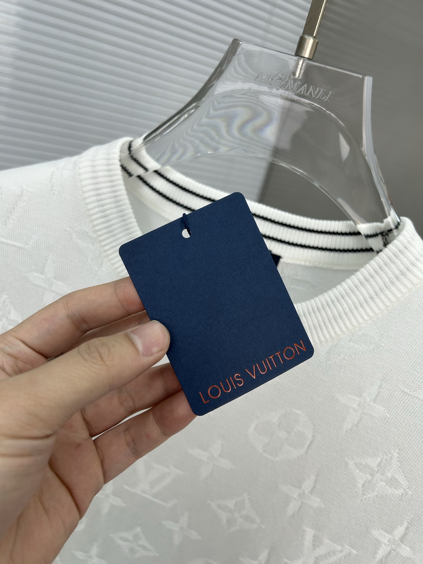 P95
LV路易威登  Louis Vuitton/路易威登 老花字母满印
升级，灵感源自八十年代复古
原版面料 官方同款  圆领针织短袖T恤
定制手感非常舒服  
春夏最新砖柜同步  时尚又个性 超级百搭              
男女都非常合适  人手必备款 
吊牌 领标 水洗麦 三标齐全
颜色: 白色
尺码：M-3XL
