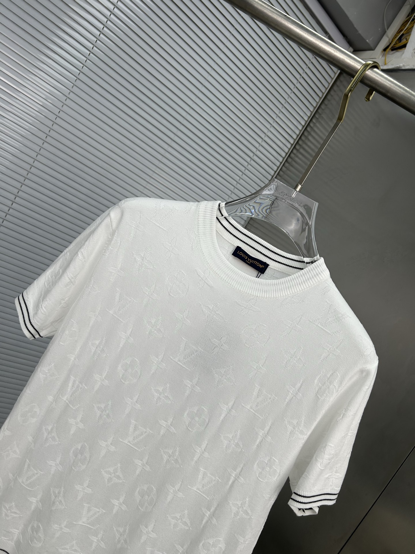 P95
LV路易威登  Louis Vuitton/路易威登 老花字母满印
升级，灵感源自八十年代复古
原版面料 官方同款  圆领针织短袖T恤
定制手感非常舒服  
春夏最新砖柜同步  时尚又个性 超级百搭              
男女都非常合适  人手必备款 
吊牌 领标 水洗麦 三标齐全
颜色: 白色
尺码：M-3XL