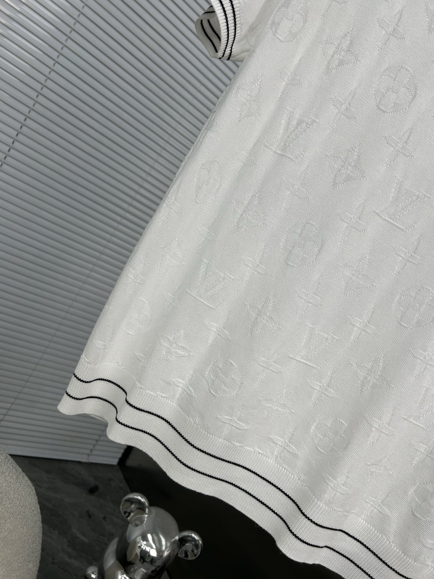 P95
LV路易威登  Louis Vuitton/路易威登 老花字母满印
升级，灵感源自八十年代复古
原版面料 官方同款  圆领针织短袖T恤
定制手感非常舒服  
春夏最新砖柜同步  时尚又个性 超级百搭              
男女都非常合适  人手必备款 
吊牌 领标 水洗麦 三标齐全
颜色: 白色
尺码：M-3XL