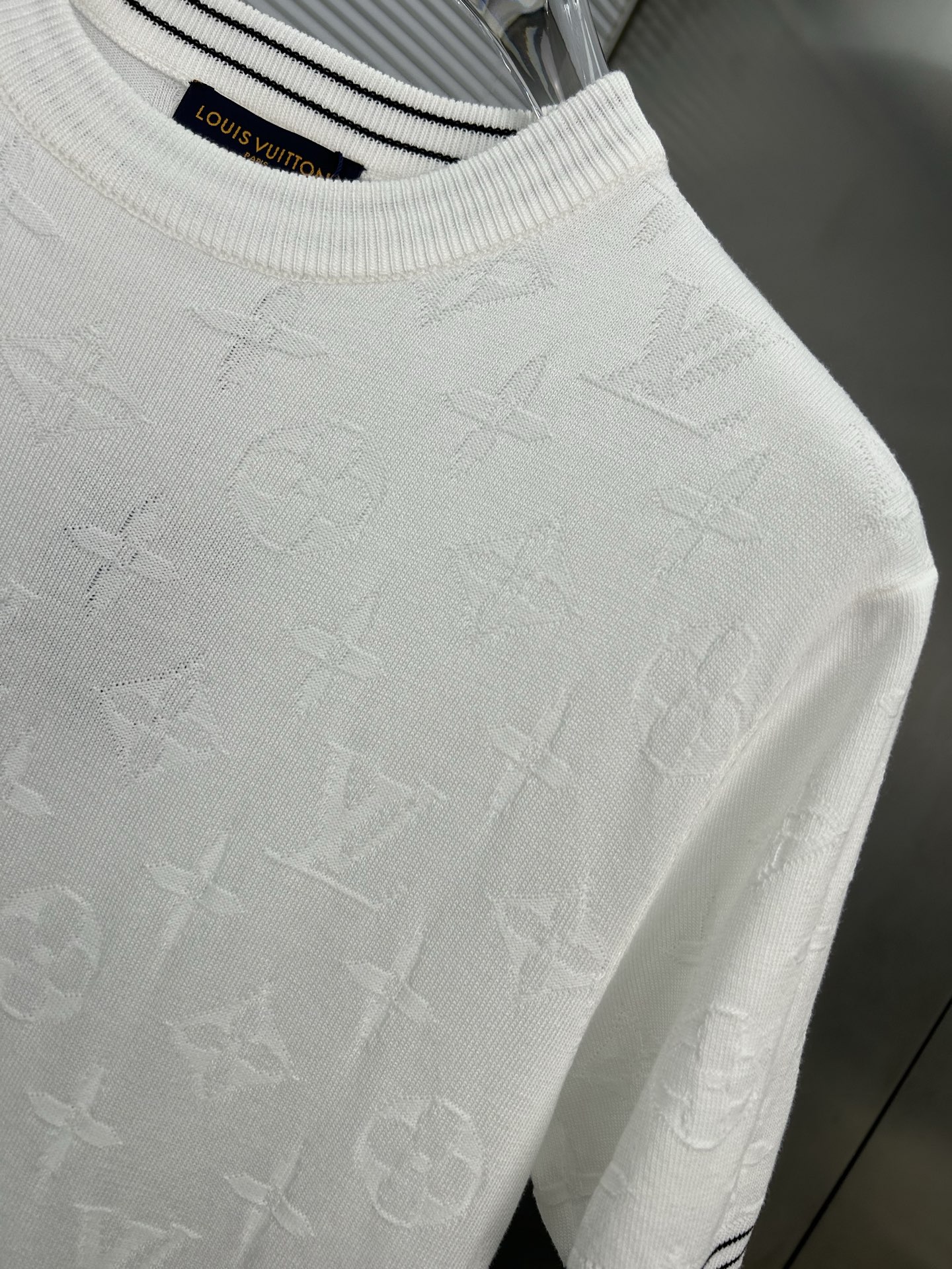 P95
LV路易威登  Louis Vuitton/路易威登 老花字母满印
升级，灵感源自八十年代复古
原版面料 官方同款  圆领针织短袖T恤
定制手感非常舒服  
春夏最新砖柜同步  时尚又个性 超级百搭              
男女都非常合适  人手必备款 
吊牌 领标 水洗麦 三标齐全
颜色: 白色
尺码：M-3XL