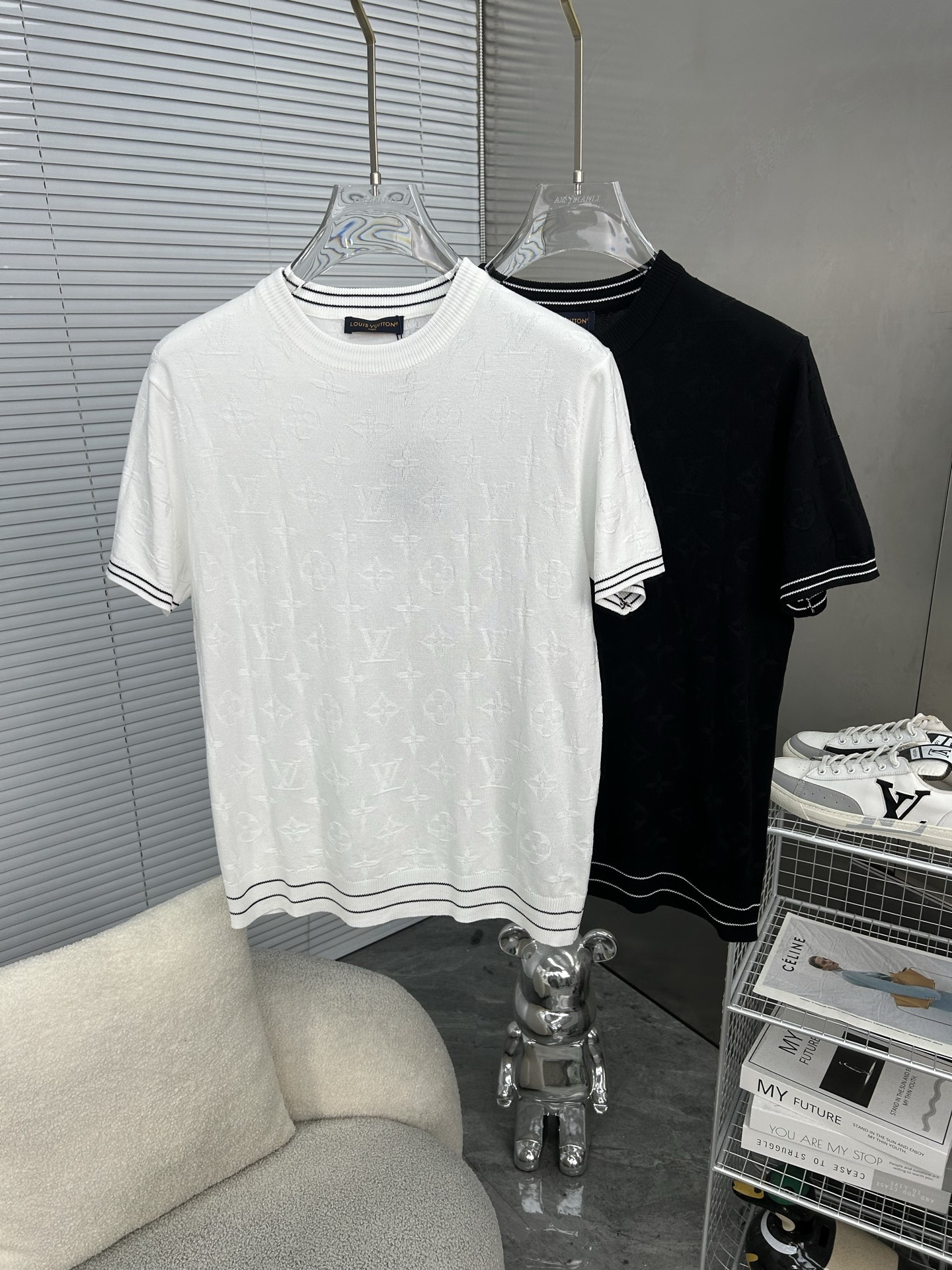 P95
LV路易威登  Louis Vuitton/路易威登 老花字母满印
升级，灵感源自八十年代复古
原版面料 官方同款  圆领针织短袖T恤
定制手感非常舒服  
春夏最新砖柜同步  时尚又个性 超级百搭              
男女都非常合适  人手必备款 
吊牌 领标 水洗麦 三标齐全
颜色: 白色
尺码：M-3XL