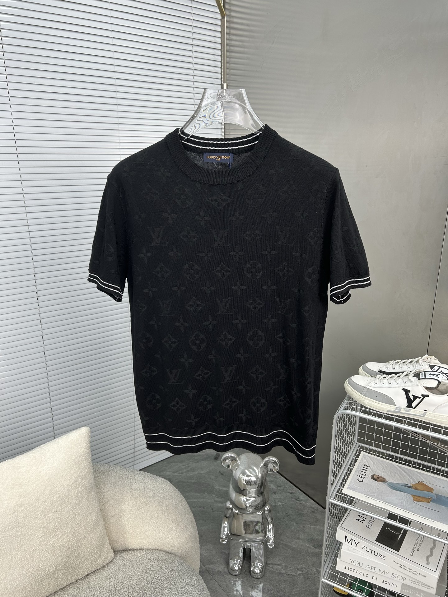 NO:936571,LV Louis Vuitton/Louis Vuitton Presbyopic letters are printed all over. Upgraded, inspired by the 1980s retro. Original fabric. Official same style. Round neck knitted short-sleeved T-shirt. Customized feel is very comfortable. The latest brick cabinets for spring and summer are in sync. Fashionable and personalized. Super versatile. Very suitable for both men and women. A must-have for everyone. Hang tag. Collar label. Washed wheat. Three labels are complete. Color: Black. Size M-3XL, Louis Vuitton, Louis Vuitton.  vuitton,louis vuitton,T-shirt,tees,t-shirt,19860909LV路易威登 Louis Vuitton/路易威登 老花字母满印 升级,灵感源自八十年代复古 原版面料 官方同款 圆领针织短袖T恤 定制手感非常舒服  春夏最新砖柜同步 时尚又个性 超级百搭  男女都非常合适 人手必备款 吊牌 领标 水洗麦 三标齐全 颜色: 黑色 尺码M-3XL,,louis vuitton,louis vuitton,louis vuitton,T-shirt,tees，t-shirt,,Men's clothing