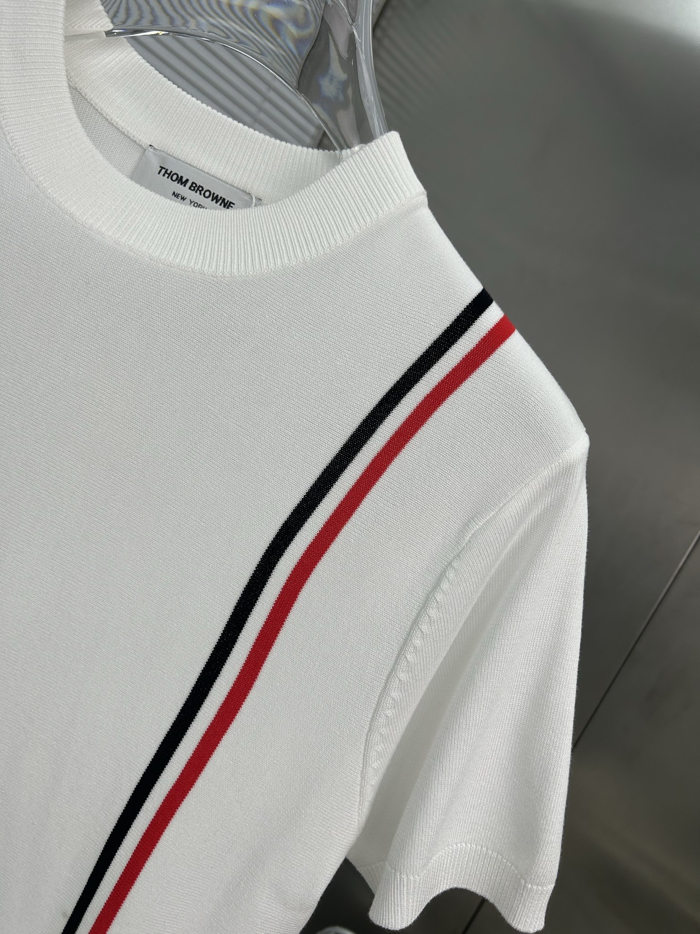 P95
TB汤姆布朗  Thom Browne ➡️汤姆布朗 
TB经典四条杠基础风格 年年都穿的经典款必须选择品质⚠️独家定制，柔软舒适，圆领短袖针织衫，凉爽，透气，手感无敌好，拿到手里就能感受出它的质感❗️❗️随便一套就能出门很万能，盛装出席搭大衣穿着它上班也无违和感！下面搭配牛仔裤或TB系列百褶裙，高级感拿捏，减龄学院风！
颜色:白色
尺码:M-3XL
