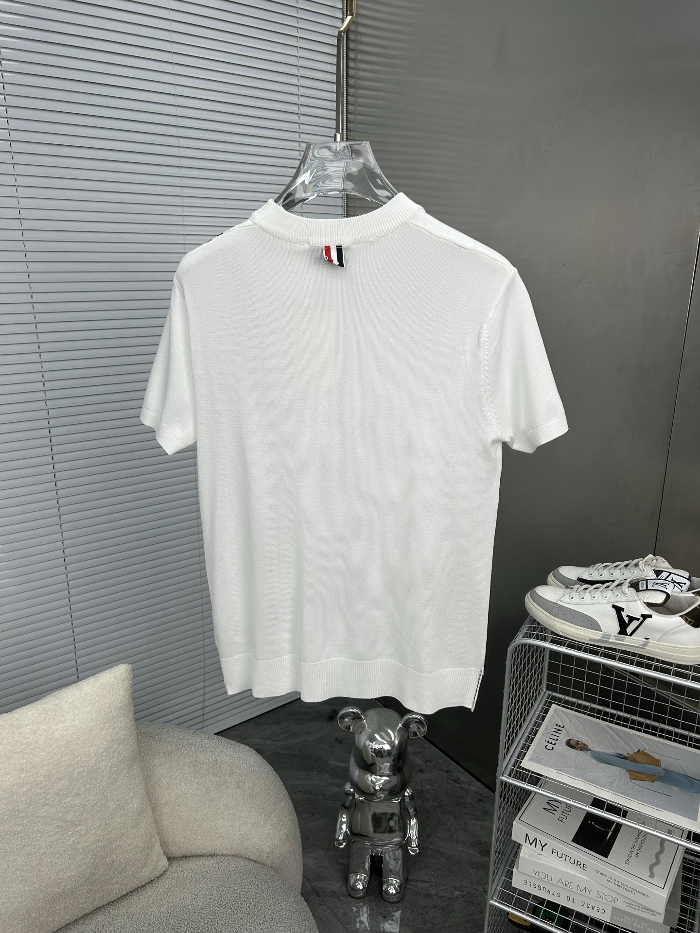 P95
TB汤姆布朗  Thom Browne ➡️汤姆布朗 
TB经典四条杠基础风格 年年都穿的经典款必须选择品质⚠️独家定制，柔软舒适，圆领短袖针织衫，凉爽，透气，手感无敌好，拿到手里就能感受出它的质感❗️❗️随便一套就能出门很万能，盛装出席搭大衣穿着它上班也无违和感！下面搭配牛仔裤或TB系列百褶裙，高级感拿捏，减龄学院风！
颜色:白色
尺码:M-3XL
