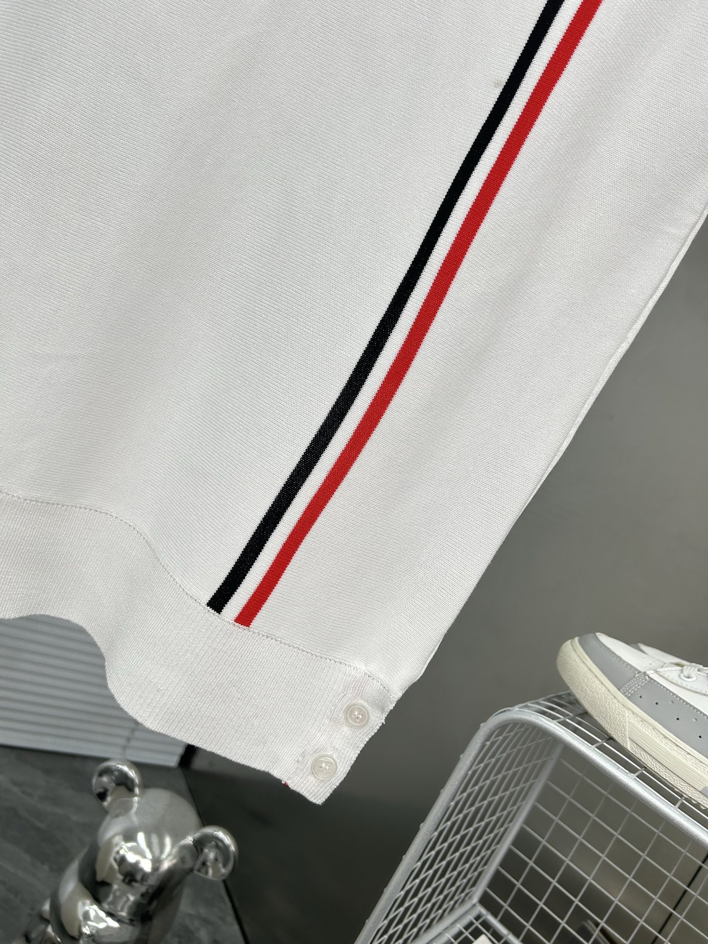 P95
TB汤姆布朗  Thom Browne ➡️汤姆布朗 
TB经典四条杠基础风格 年年都穿的经典款必须选择品质⚠️独家定制，柔软舒适，圆领短袖针织衫，凉爽，透气，手感无敌好，拿到手里就能感受出它的质感❗️❗️随便一套就能出门很万能，盛装出席搭大衣穿着它上班也无违和感！下面搭配牛仔裤或TB系列百褶裙，高级感拿捏，减龄学院风！
颜色:白色
尺码:M-3XL
