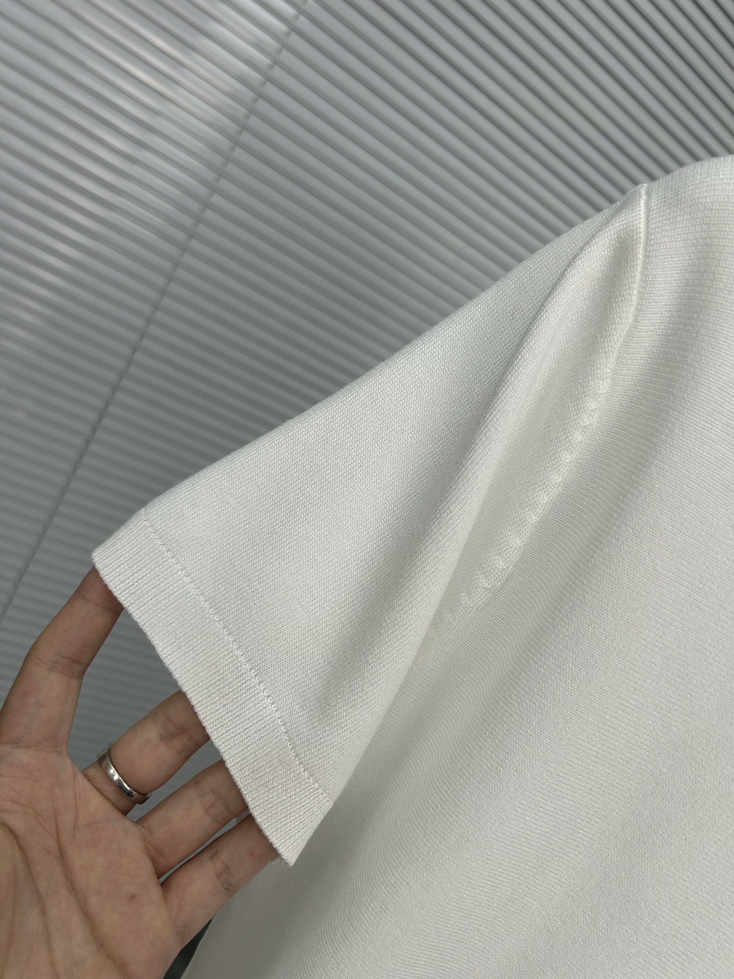 P95
TB汤姆布朗  Thom Browne ➡️汤姆布朗 
TB经典四条杠基础风格 年年都穿的经典款必须选择品质⚠️独家定制，柔软舒适，圆领短袖针织衫，凉爽，透气，手感无敌好，拿到手里就能感受出它的质感❗️❗️随便一套就能出门很万能，盛装出席搭大衣穿着它上班也无违和感！下面搭配牛仔裤或TB系列百褶裙，高级感拿捏，减龄学院风！
颜色:白色
尺码:M-3XL
