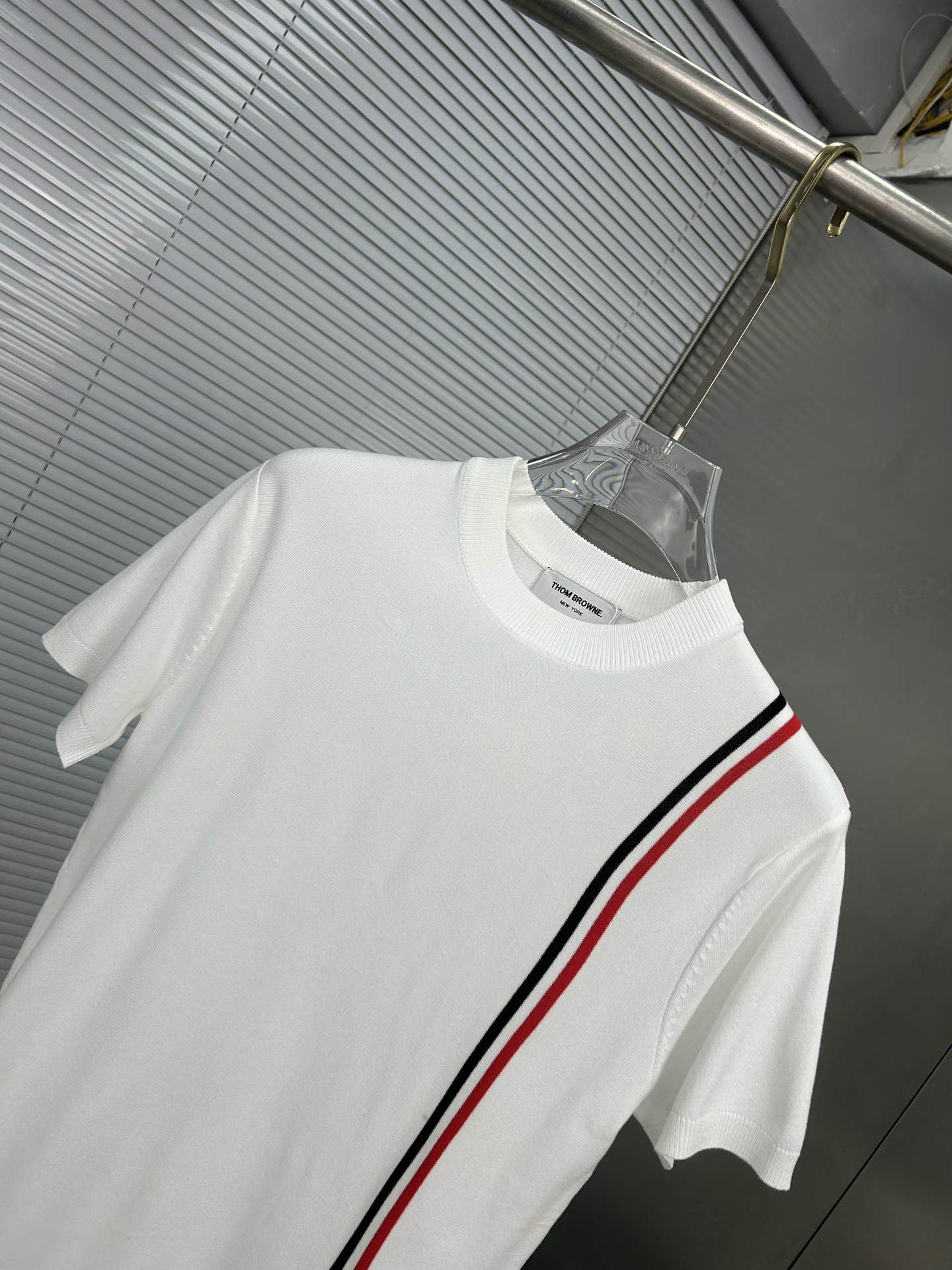 P95
TB汤姆布朗  Thom Browne ➡️汤姆布朗 
TB经典四条杠基础风格 年年都穿的经典款必须选择品质⚠️独家定制，柔软舒适，圆领短袖针织衫，凉爽，透气，手感无敌好，拿到手里就能感受出它的质感❗️❗️随便一套就能出门很万能，盛装出席搭大衣穿着它上班也无违和感！下面搭配牛仔裤或TB系列百褶裙，高级感拿捏，减龄学院风！
颜色:白色
尺码:M-3XL
