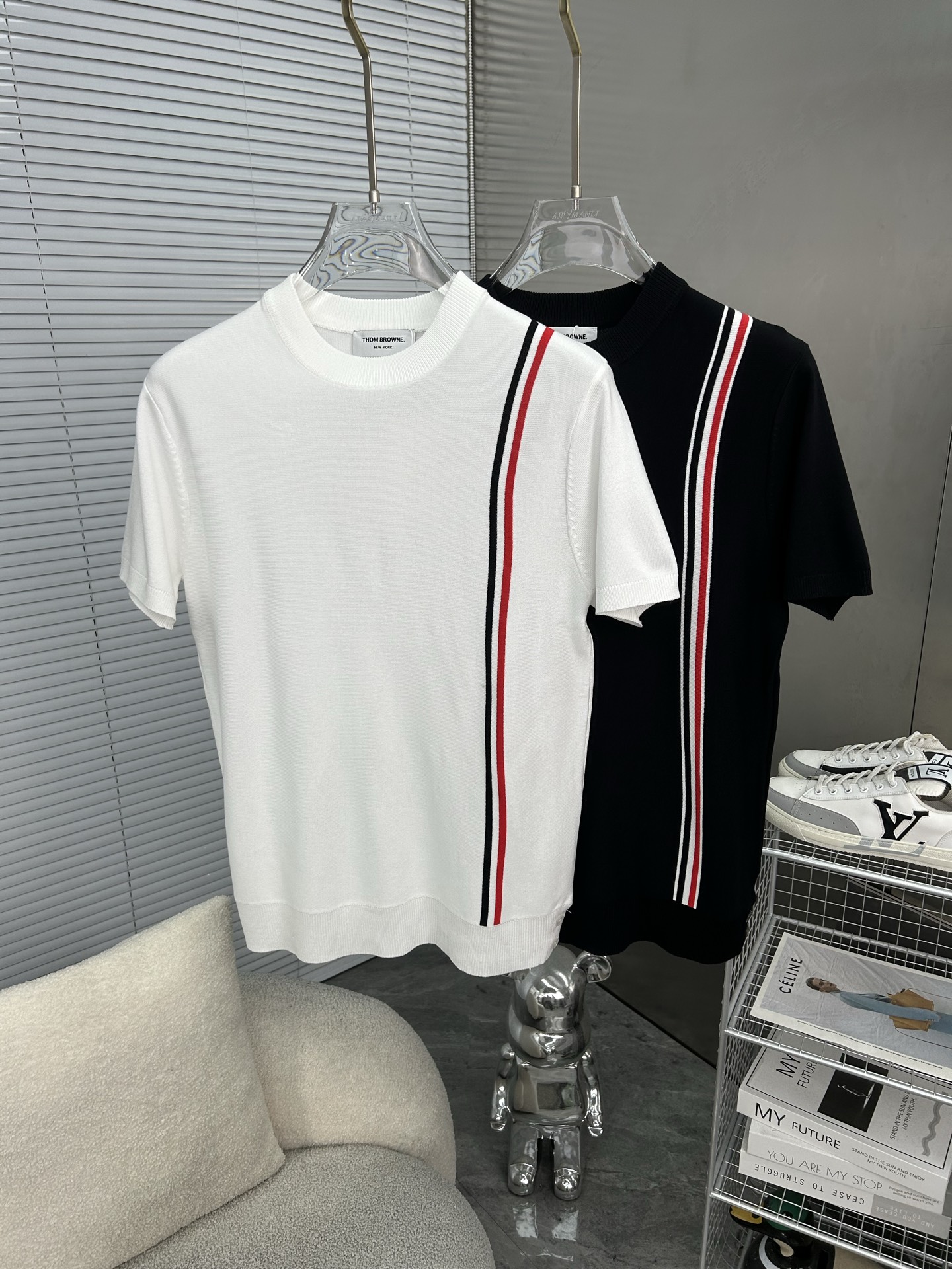 P95
TB汤姆布朗  Thom Browne ➡️汤姆布朗 
TB经典四条杠基础风格 年年都穿的经典款必须选择品质⚠️独家定制，柔软舒适，圆领短袖针织衫，凉爽，透气，手感无敌好，拿到手里就能感受出它的质感❗️❗️随便一套就能出门很万能，盛装出席搭大衣穿着它上班也无违和感！下面搭配牛仔裤或TB系列百褶裙，高级感拿捏，减龄学院风！
颜色:黑色
尺码:M-3XL

