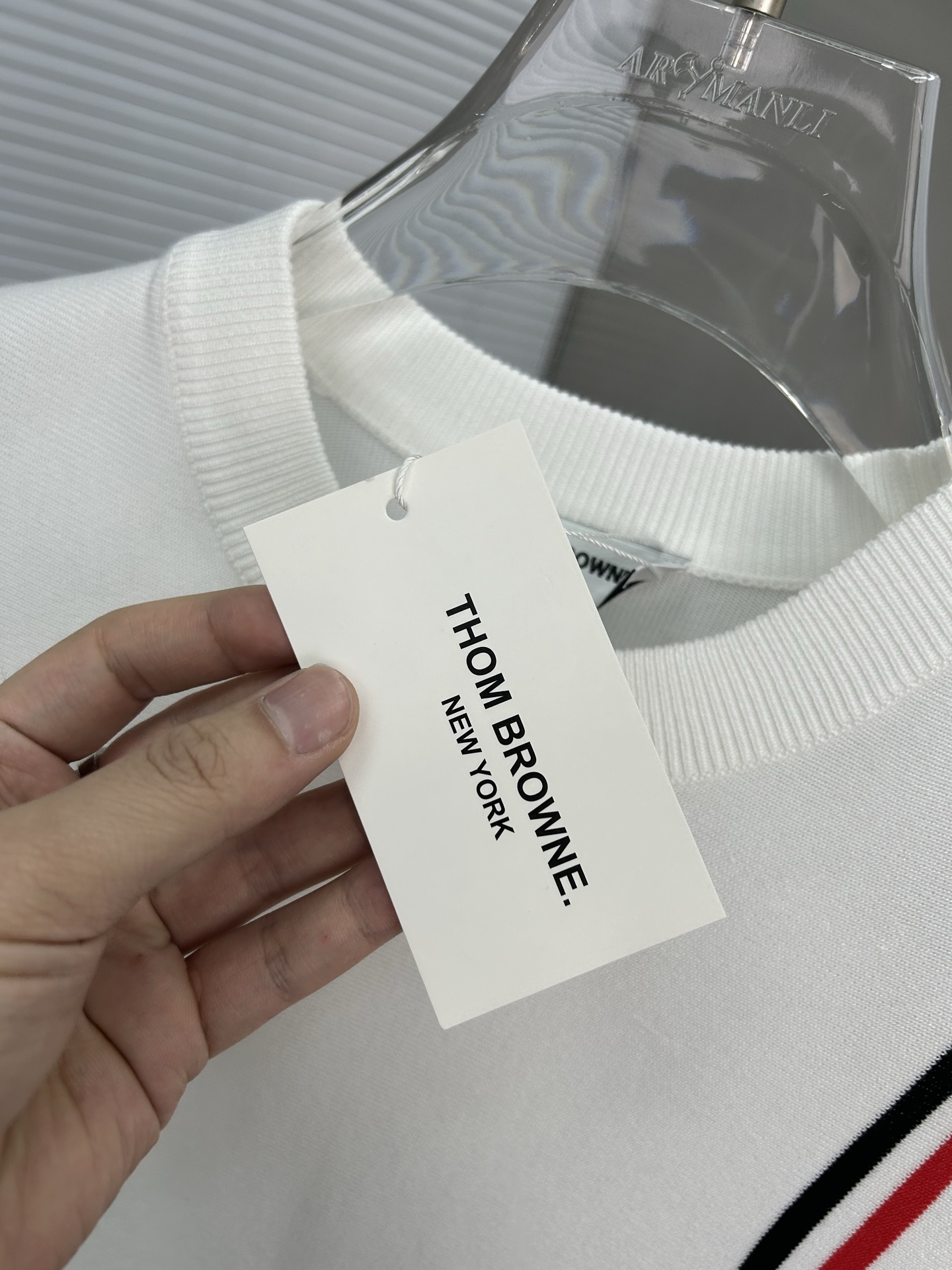 P95
TB汤姆布朗  Thom Browne ➡️汤姆布朗 
TB经典四条杠基础风格 年年都穿的经典款必须选择品质⚠️独家定制，柔软舒适，圆领短袖针织衫，凉爽，透气，手感无敌好，拿到手里就能感受出它的质感❗️❗️随便一套就能出门很万能，盛装出席搭大衣穿着它上班也无违和感！下面搭配牛仔裤或TB系列百褶裙，高级感拿捏，减龄学院风！
颜色:白色
尺码:M-3XL
