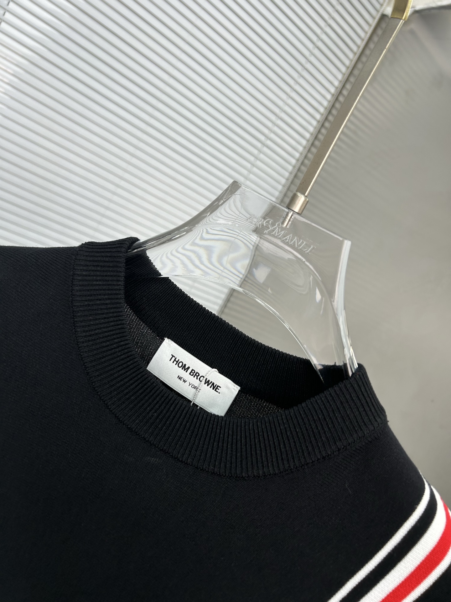 P95
TB汤姆布朗  Thom Browne ➡️汤姆布朗 
TB经典四条杠基础风格 年年都穿的经典款必须选择品质⚠️独家定制，柔软舒适，圆领短袖针织衫，凉爽，透气，手感无敌好，拿到手里就能感受出它的质感❗️❗️随便一套就能出门很万能，盛装出席搭大衣穿着它上班也无违和感！下面搭配牛仔裤或TB系列百褶裙，高级感拿捏，减龄学院风！
颜色:黑色
尺码:M-3XL
