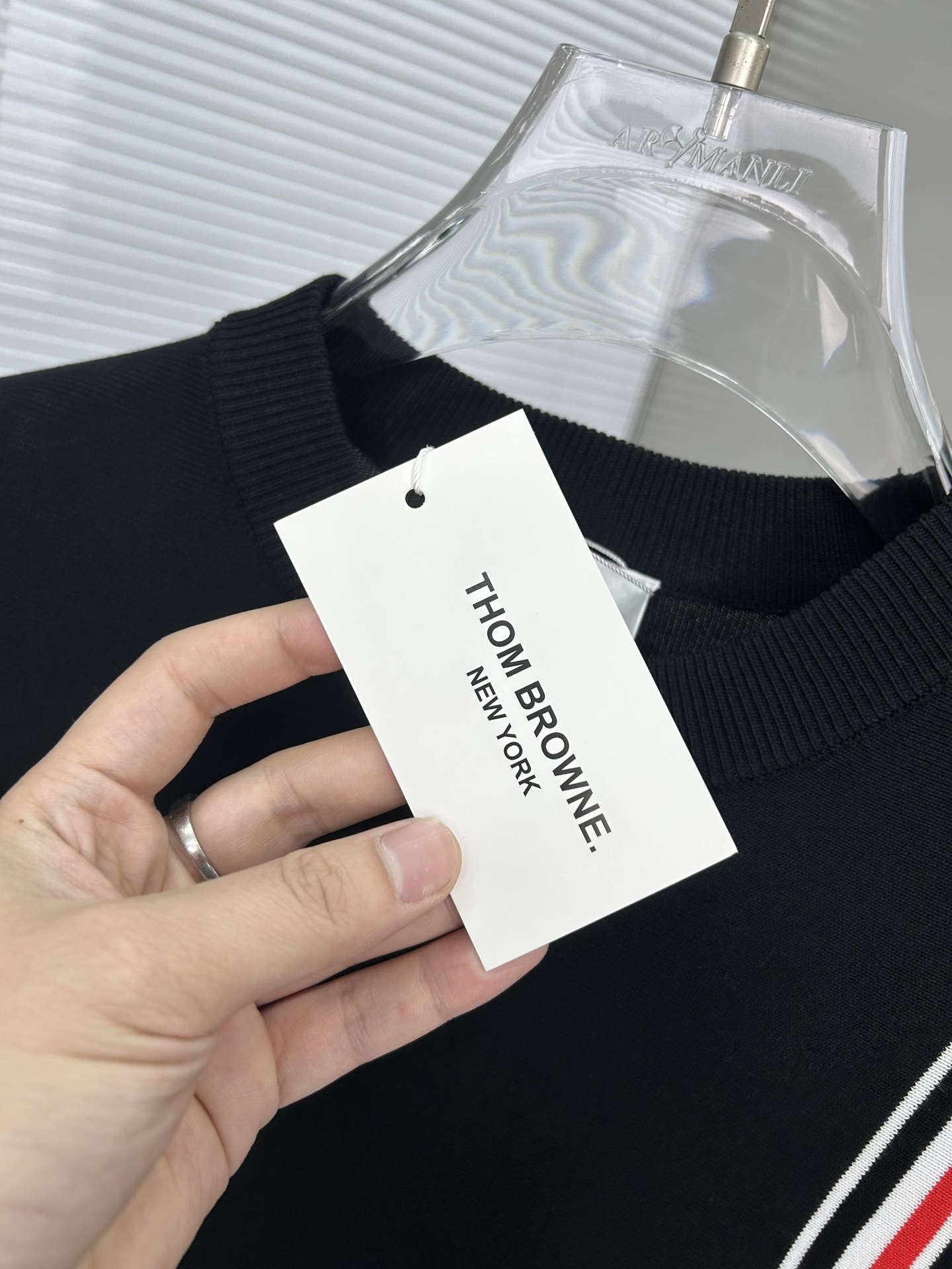 P95
TB汤姆布朗  Thom Browne ➡️汤姆布朗 
TB经典四条杠基础风格 年年都穿的经典款必须选择品质⚠️独家定制，柔软舒适，圆领短袖针织衫，凉爽，透气，手感无敌好，拿到手里就能感受出它的质感❗️❗️随便一套就能出门很万能，盛装出席搭大衣穿着它上班也无违和感！下面搭配牛仔裤或TB系列百褶裙，高级感拿捏，减龄学院风！
颜色:黑色
尺码:M-3XL

