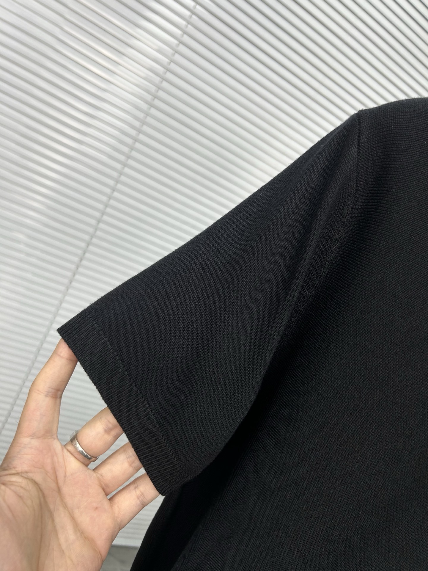 P95
TB汤姆布朗  Thom Browne ➡️汤姆布朗 
TB经典四条杠基础风格 年年都穿的经典款必须选择品质⚠️独家定制，柔软舒适，圆领短袖针织衫，凉爽，透气，手感无敌好，拿到手里就能感受出它的质感❗️❗️随便一套就能出门很万能，盛装出席搭大衣穿着它上班也无违和感！下面搭配牛仔裤或TB系列百褶裙，高级感拿捏，减龄学院风！
颜色:黑色
尺码:M-3XL
