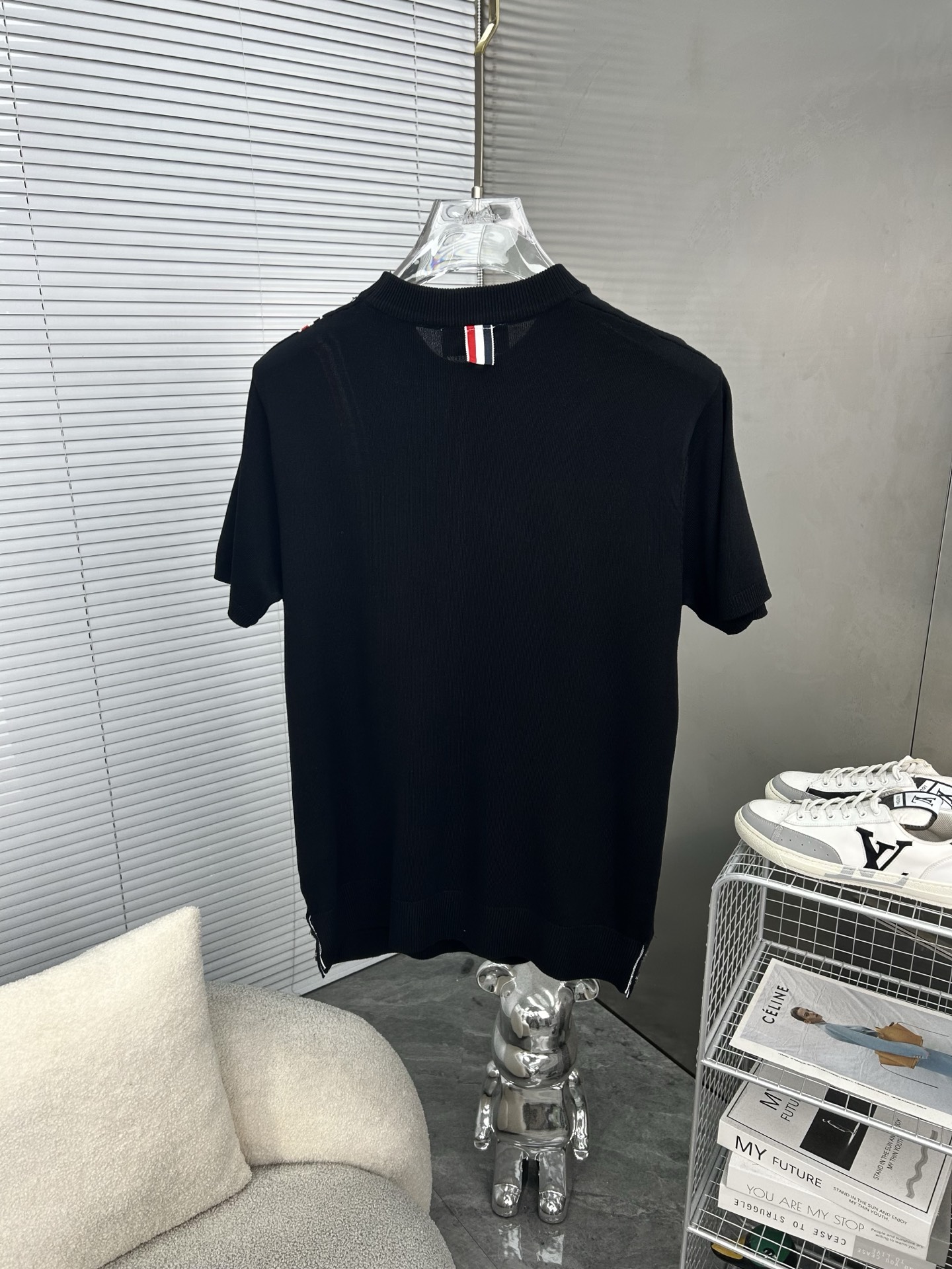 P95
TB汤姆布朗  Thom Browne ➡️汤姆布朗 
TB经典四条杠基础风格 年年都穿的经典款必须选择品质⚠️独家定制，柔软舒适，圆领短袖针织衫，凉爽，透气，手感无敌好，拿到手里就能感受出它的质感❗️❗️随便一套就能出门很万能，盛装出席搭大衣穿着它上班也无违和感！下面搭配牛仔裤或TB系列百褶裙，高级感拿捏，减龄学院风！
颜色:黑色
尺码:M-3XL
