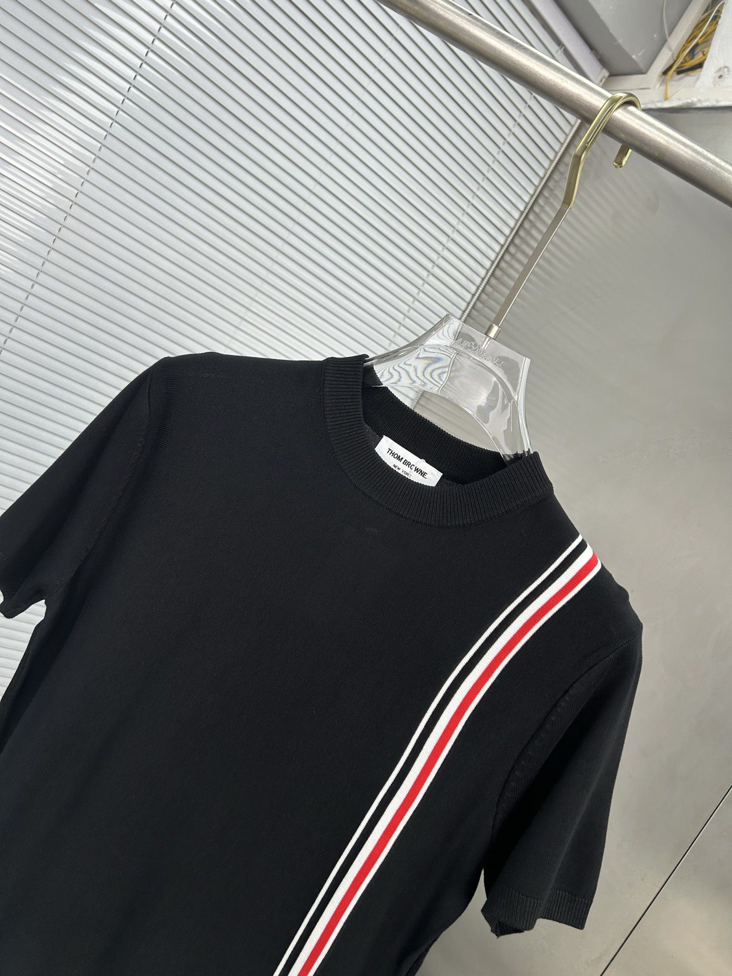 P95
TB汤姆布朗  Thom Browne ➡️汤姆布朗 
TB经典四条杠基础风格 年年都穿的经典款必须选择品质⚠️独家定制，柔软舒适，圆领短袖针织衫，凉爽，透气，手感无敌好，拿到手里就能感受出它的质感❗️❗️随便一套就能出门很万能，盛装出席搭大衣穿着它上班也无违和感！下面搭配牛仔裤或TB系列百褶裙，高级感拿捏，减龄学院风！
颜色:黑色
尺码:M-3XL
