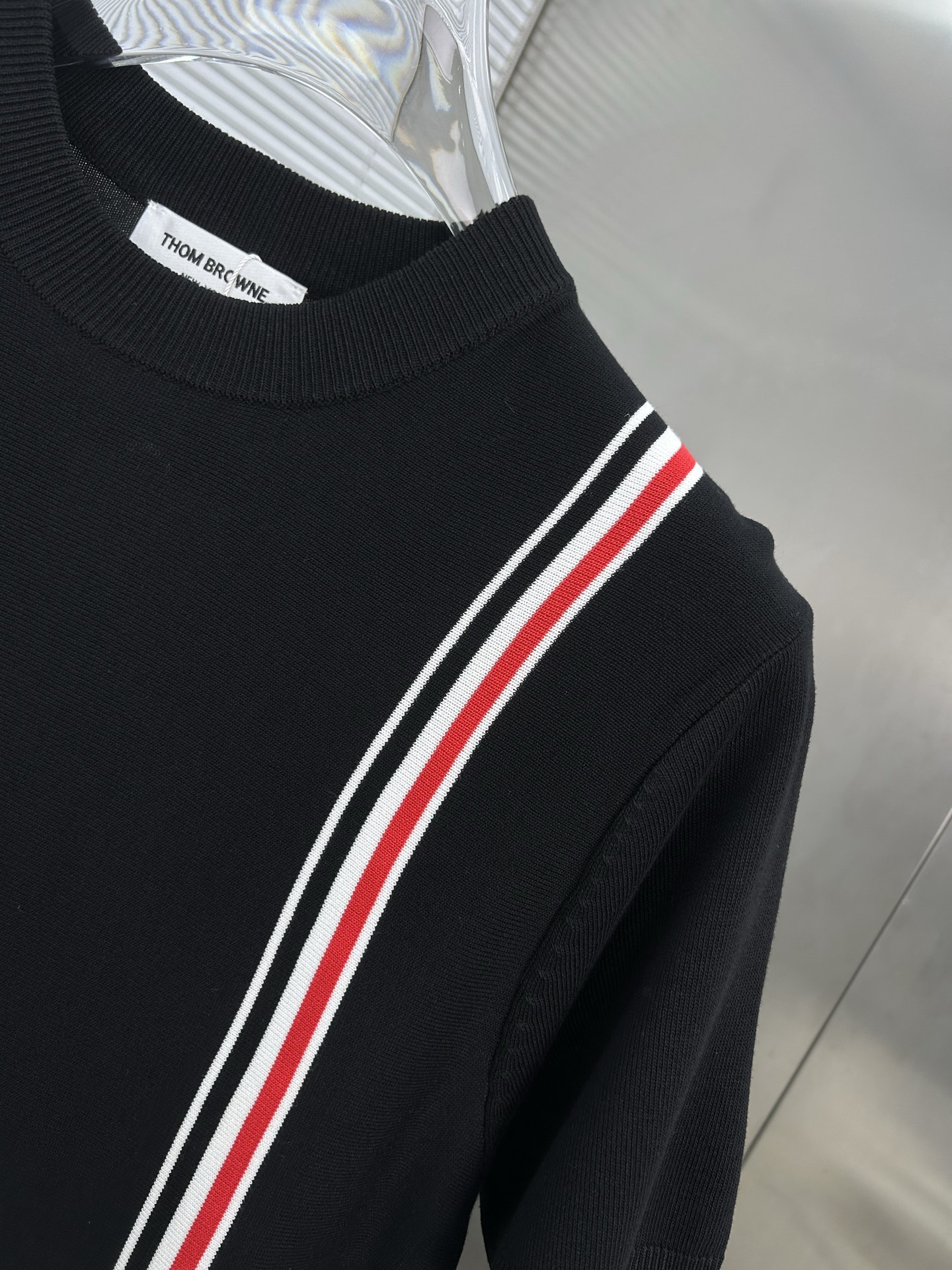 P95
TB汤姆布朗  Thom Browne ➡️汤姆布朗 
TB经典四条杠基础风格 年年都穿的经典款必须选择品质⚠️独家定制，柔软舒适，圆领短袖针织衫，凉爽，透气，手感无敌好，拿到手里就能感受出它的质感❗️❗️随便一套就能出门很万能，盛装出席搭大衣穿着它上班也无违和感！下面搭配牛仔裤或TB系列百褶裙，高级感拿捏，减龄学院风！
颜色:黑色
尺码:M-3XL
