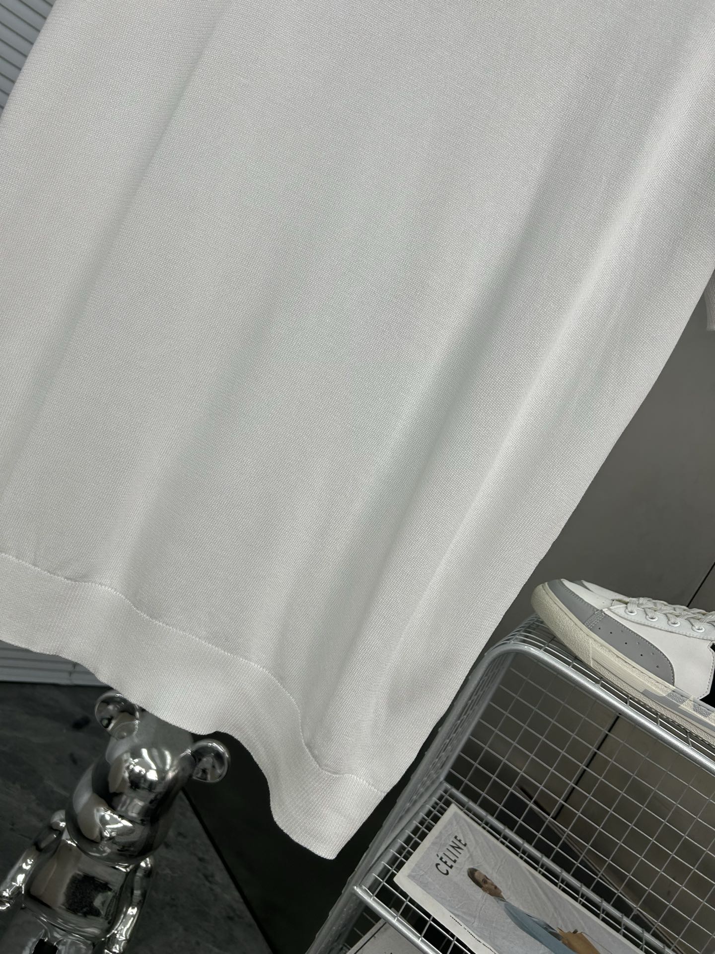 P95
ZEGNA杰尼亚  夏季新品圆领针织短袖T恤
全部对色定染含羊毛的棉纱线，柔软亲肤，双层针织很厚实，手感无敌好，拿到手里就能感受出它的质感❗❗随便一套就能出门很万能，盛装出席搭大衣穿着它上班也无违和感！高级感拿捏，减龄学院风！
颜色:白色
尺码:M-3XL