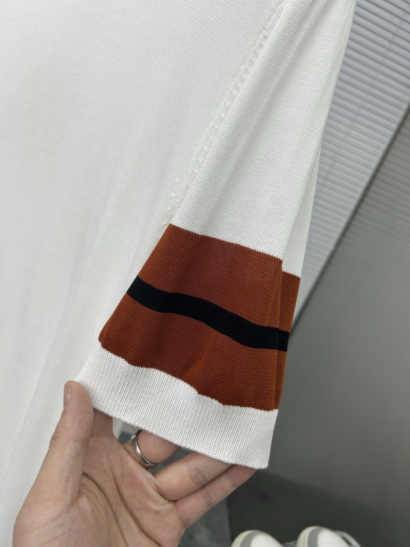 P95
ZEGNA杰尼亚  夏季新品圆领针织短袖T恤
全部对色定染含羊毛的棉纱线，柔软亲肤，双层针织很厚实，手感无敌好，拿到手里就能感受出它的质感❗❗随便一套就能出门很万能，盛装出席搭大衣穿着它上班也无违和感！高级感拿捏，减龄学院风！
颜色:白色
尺码:M-3XL