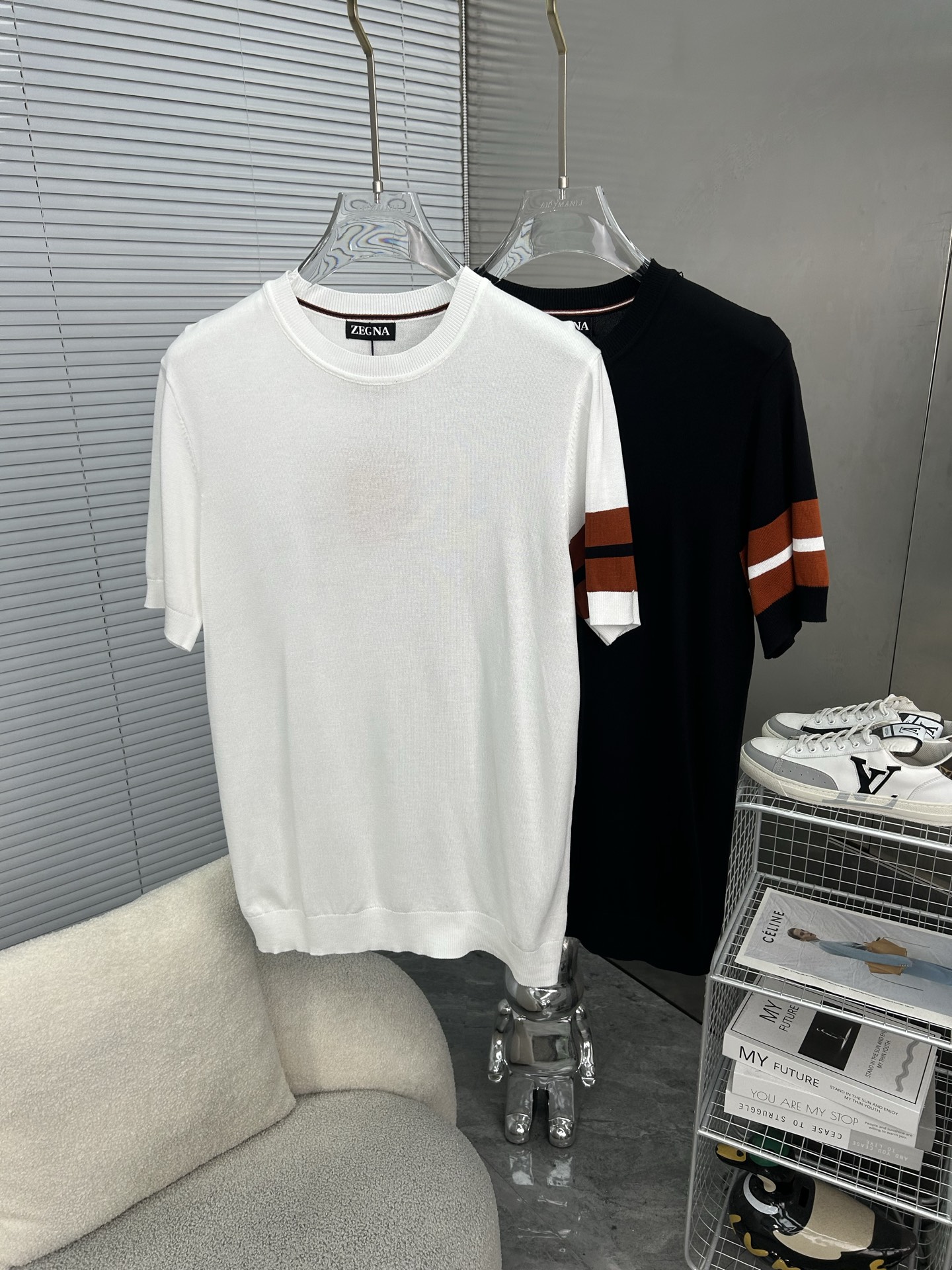 P95
ZEGNA杰尼亚  夏季新品圆领针织短袖T恤
全部对色定染含羊毛的棉纱线，柔软亲肤，双层针织很厚实，手感无敌好，拿到手里就能感受出它的质感❗❗随便一套就能出门很万能，盛装出席搭大衣穿着它上班也无违和感！高级感拿捏，减龄学院风！
颜色:白色
尺码:M-3XL