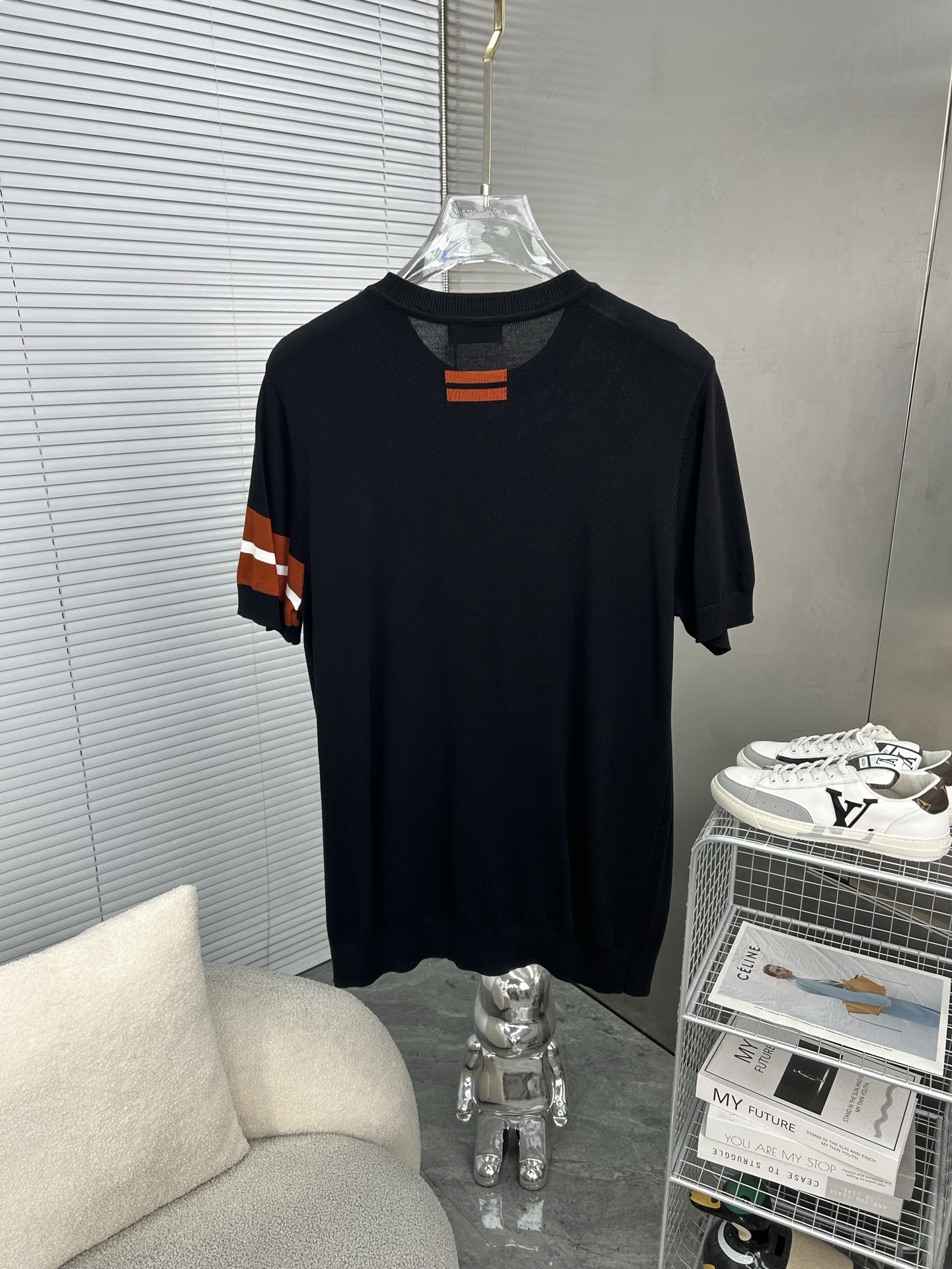 P95
  ZEGNA杰尼亚  夏季新品圆领针织短袖T恤
全部对色定染含羊毛的棉纱线，柔软亲肤，双层针织很厚实，手感无敌好，拿到手里就能感受出它的质感❗❗随便一套就能出门很万能，盛装出席搭大衣穿着它上班也无违和感！高级感拿捏，减龄学院风！
颜色:黑色
尺码:M-3XL