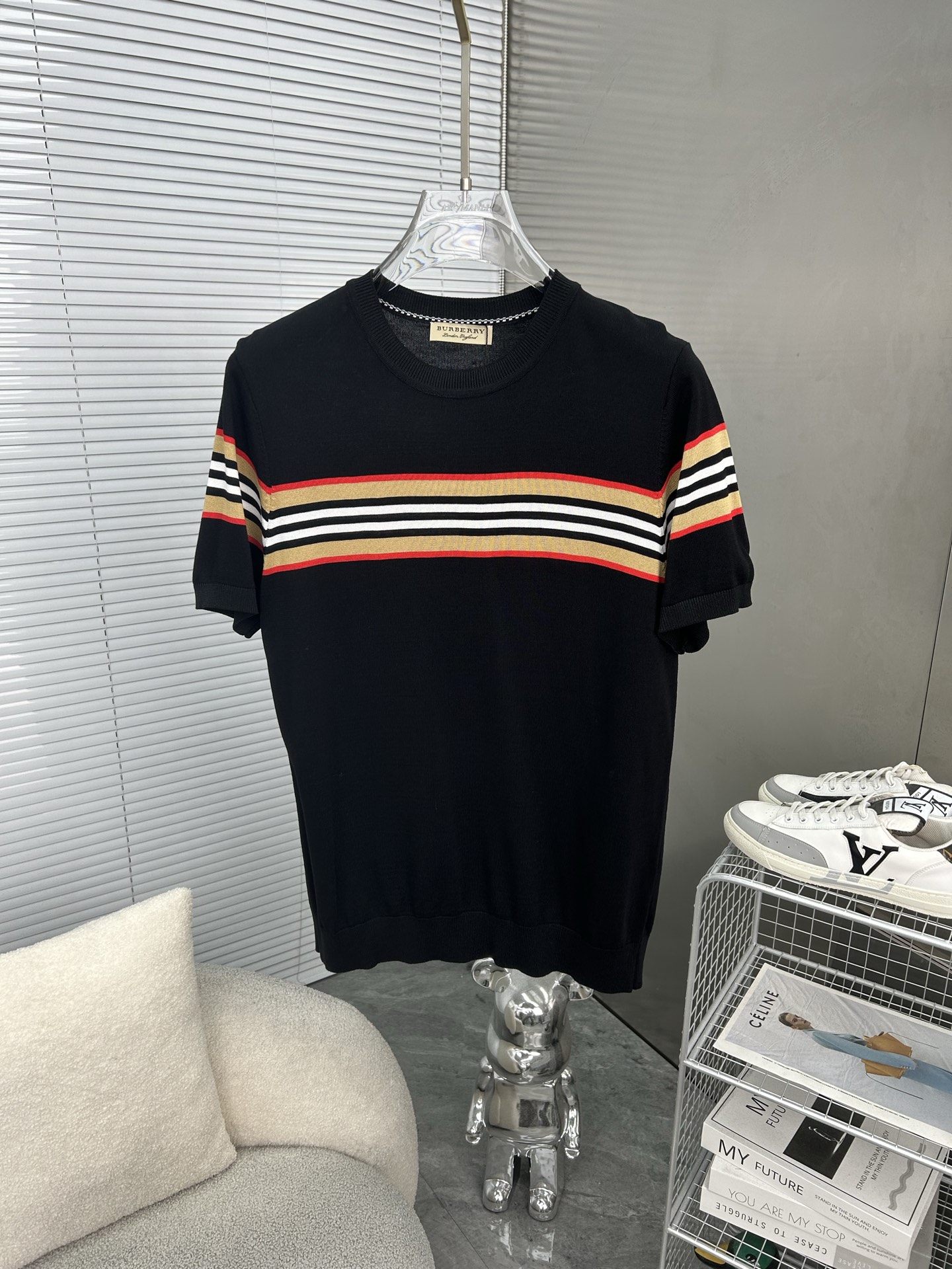 NO:936570,BURBERRY Classic sweater round neck striped design, inspired by the 1980s retro Original fabric Official same style Round neck sweater T-shirt Customized mesh sweater knitted fabric Very comfortable to the touch Latest brick cabinet synchronization for spring and summer Fashionable and individual Super versatile and good-looking style Very suitable for both men and women A must-have style Hang tag Collar label Washed wheat Complete with three labels Color: Black  Size M-3XL,,burberry,burberry,sweaters,tees,t-shirt,19860909BURBERRY巴宝莉 经典款针织衫圆领条纹设计,灵感源自八十年代复古 原版面料 官方同款 圆领针织衫T恤 定制 网纱毛衣针织面料 手感非常舒服  春夏最新砖柜同步 时尚又个性 超级百搭好看款 男女都非常合适 人手必备款 吊牌 领标 水洗麦 三标齐全 颜色: 黑色 尺码M-3XL,,burberry,burberry,sweaters,tees，t-shirt,,Men's clothing