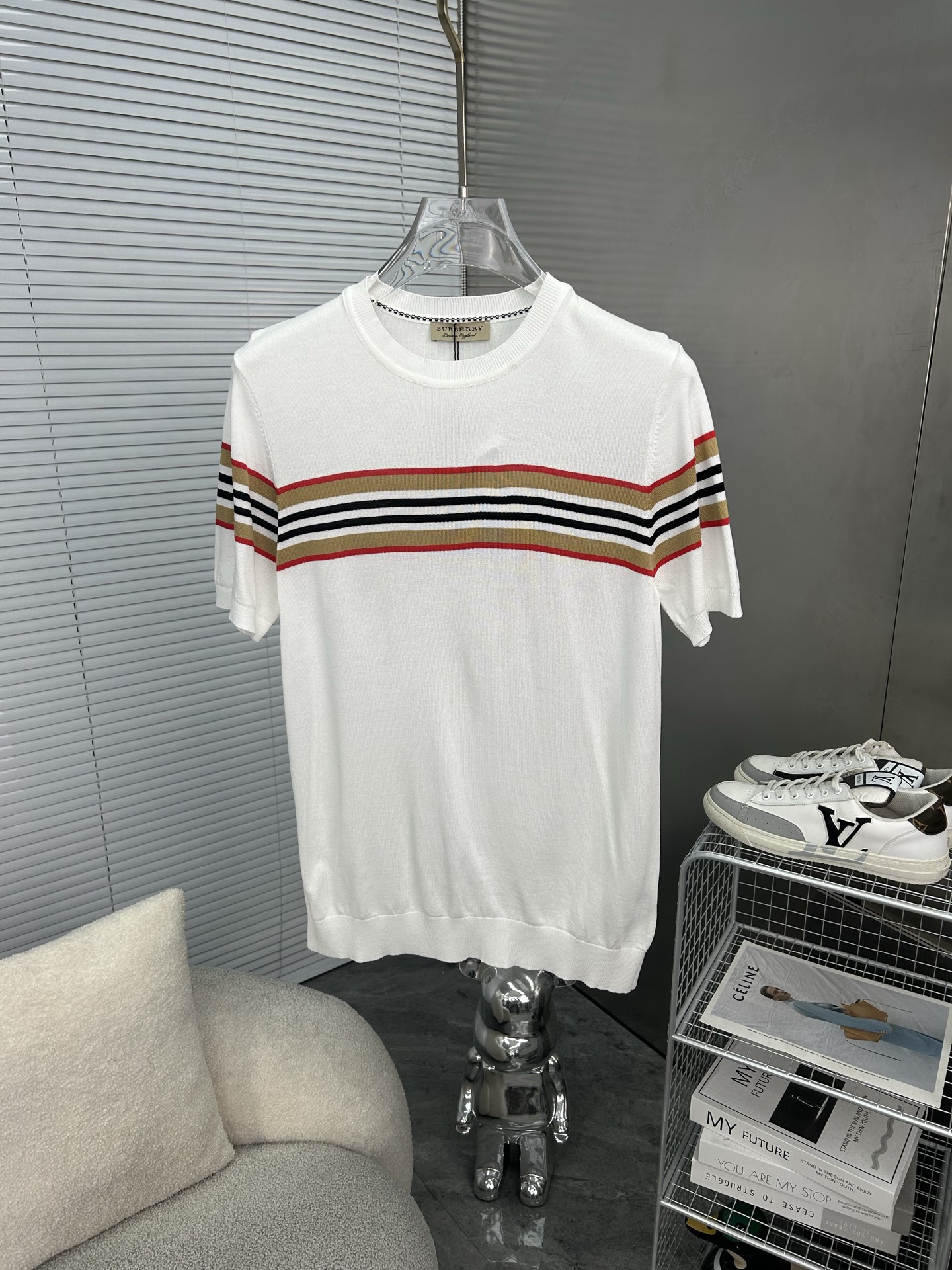 NO:936573,BURBERRY Classic sweater round neck striped design, inspired by the 1980s retro Original fabric Official same style Round neck sweater T-shirt Customized mesh sweater knitted fabric Very comfortable to the touch Latest brick cabinet synchronization for spring and summer Fashionable and individual Super versatile and good-looking style Very suitable for both men and women A must-have style Hang tag Collar label Washed wheat Complete with three labels Color: White  Size M-3XL,,burberry,burberry,sweaters,tees,t-shirt,19860909BURBERRY巴宝莉 经典款针织衫圆领条纹设计,灵感源自八十年代复古 原版面料 官方同款 圆领针织衫T恤 定制 网纱毛衣针织面料 手感非常舒服  春夏最新砖柜同步 时尚又个性 超级百搭好看款 男女都非常合适 人手必备款 吊牌 领标 水洗麦 三标齐全 颜色: 白色 尺码M-3XL,,burberry,burberry,sweaters,tees，t-shirt,,Men's clothing