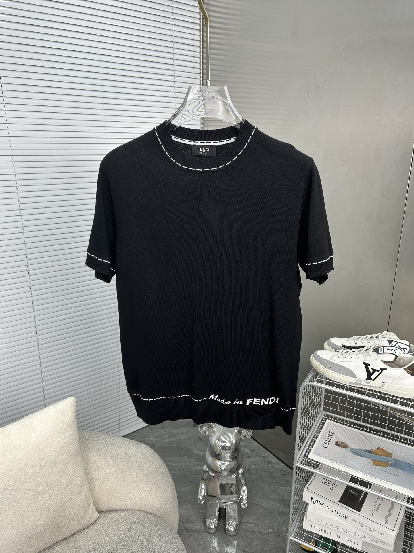 NO:936547,FENDI Fendi double FF round neck short-sleeved sweater upgraded, inspired by the 1980s retro original fabric official same style Polo shirt customized mesh sweater knitted fabric feels very comfortable, the latest brick cabinet synchronization for spring and summer, fashionable and personalized, super versatile and good-looking style, very suitable for both men and women, a must-have style, hang tag, collar label, washed wheat, three labels complete Color: black  Size M-3XL,,fendi,fendi,sweaters,T-shirt,19860909FENDI芬迪 双FF 圆领短袖针织衫 升级,灵感源自八十年代复古 原版面料 官方同款 Polo衫 定制 网纱毛衣针织面料 手感非常舒服  春夏最新砖柜同步 时尚又个性 超级百搭好看款 男女都非常合适 人手必备款 吊牌 领标 水洗麦 三标齐全 颜色: 黑色 尺码M-3XL,,fendi,fendi,sweaters,T-shirt,,Men's clothing