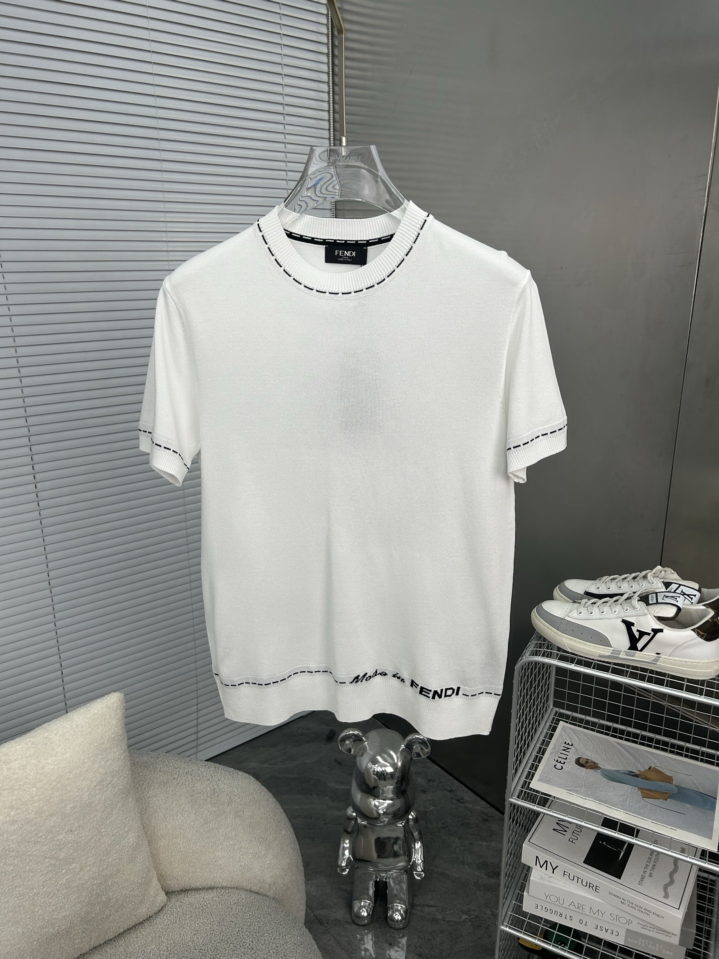 NO:936550,FENDI Fendi double FF round neck short-sleeved sweater upgraded, inspired by the 1980s retro original fabric official same style Polo shirt customized mesh sweater knitted fabric very comfortable to the touch, the latest brick cabinet synchronization for spring and summer, fashionable and individual, super versatile and good-looking style, very suitable for both men and women, a must-have style, hang tag, collar label, washed wheat, complete with three labels, color: white  Size M-3XL,,fendi,fendi,sweaters,T-shirt,19860909FENDI芬迪 双FF 圆领短袖针织衫 升级,灵感源自八十年代复古 原版面料 官方同款 Polo衫 定制 网纱毛衣针织面料 手感非常舒服  春夏最新砖柜同步 时尚又个性 超级百搭好看款 男女都非常合适 人手必备款 吊牌 领标 水洗麦 三标齐全 颜色: 白色 尺码M-3XL,,fendi,fendi,sweaters,T-shirt,,Men's clothing