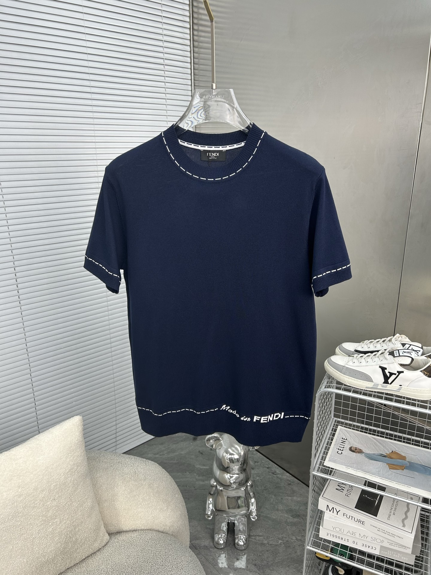 NO:936553,FENDI Fendi double FF round neck short-sleeved sweater upgraded, inspired by the 1980s retro original fabric official same style Polo shirt customized mesh sweater knitted fabric very comfortable to the touch, the latest brick cabinet synchronization for spring and summer, fashionable and individual, super versatile and good-looking style, very suitable for both men and women, a must-have style, hang tag, collar label, washed wheat, three labels complete Color: royal blue  Size M-3XL,,fendi,fendi,sweaters,T-shirt,19860909FENDI芬迪 双FF 圆领短袖针织衫 升级,灵感源自八十年代复古 原版面料 官方同款 Polo衫 定制 网纱毛衣针织面料 手感非常舒服  春夏最新砖柜同步 时尚又个性 超级百搭好看款 男女都非常合适 人手必备款 吊牌 领标 水洗麦 三标齐全 颜色: 宝蓝色 尺码M-3XL,,fendi,fendi,sweaters,T-shirt,,Men's clothing