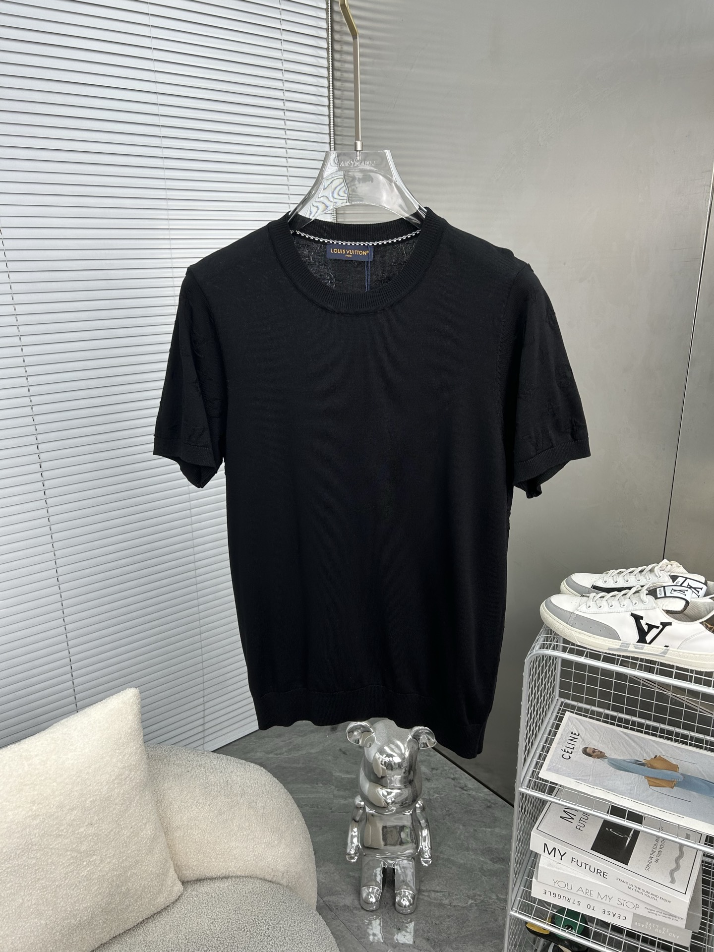 NO:936556,LV Louis Vuitton/Louis Vuitton Presbyopic letters are printed all over. Upgraded, inspired by the 1980s retro. Original fabric. Official same style. Round neck knitted short-sleeved T-shirt. Customized feel is very comfortable. The latest brick cabinets for spring and summer are in sync. Fashionable and personalized. Super versatile. Very suitable for both men and women. A must-have for everyone. Hang tag. Collar label. Washed wheat. Three labels are complete. Color: Black. Size M-3XL, Louis Vuitton, Louis Vuitton.  vuitton,louis vuitton,T-shirt,tees,t-shirt,19860909LV路易威登 Louis Vuitton/路易威登 老花字母满印 升级,灵感源自八十年代复古 原版面料 官方同款 圆领针织短袖T恤 定制手感非常舒服  春夏最新砖柜同步 时尚又个性 超级百搭  男女都非常合适 人手必备款 吊牌 领标 水洗麦 三标齐全 颜色: 黑色 尺码M-3XL,,louis vuitton,louis vuitton,louis vuitton,T-shirt,tees，t-shirt,,Men's clothing