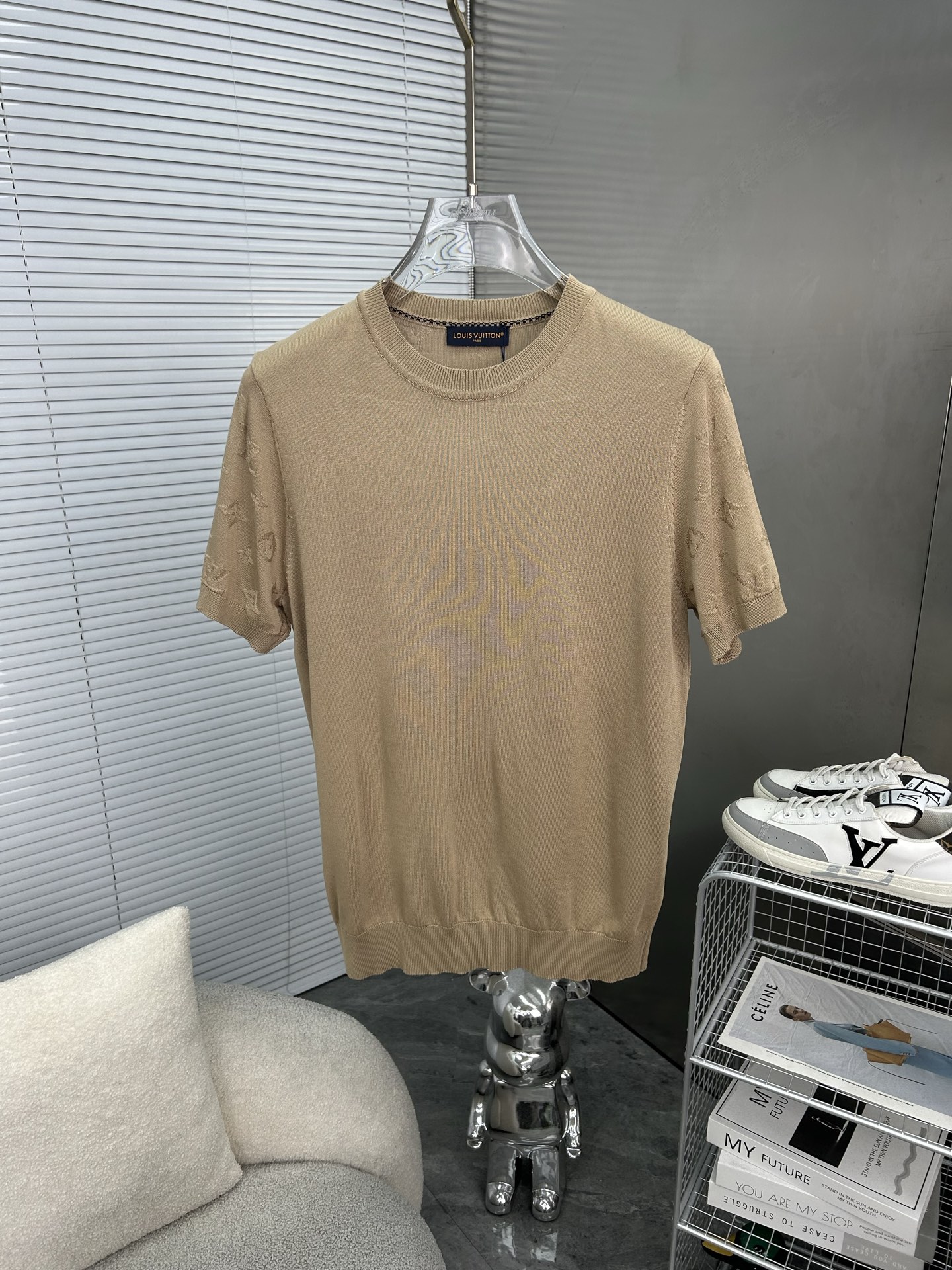 NO:936562,Louis Vuitton Louis Vuitton/Louis Vuitton presbyopic letters are printed all over. Upgraded, inspired by the 1980s retro. Original fabric. Official same style. Round neck knitted short-sleeved T-shirt. Customized feel is very comfortable. The latest brick cabinet synchronization for spring and summer. Fashionable and personalized. Super versatile. Very suitable for both men and women. Must-have style. Tag, collar label. Washed wheat. Three labels are complete. Color: Khaki. Size M-3XL, Louis Vuitton, Louis Vuitton.  vuitton,louis vuitton,T-shirt,tees,t-shirt,19860909LV路易威登 Louis Vuitton/路易威登 老花字母满印 升级,灵感源自八十年代复古 原版面料 官方同款 圆领针织短袖T恤 定制手感非常舒服  春夏最新砖柜同步 时尚又个性 超级百搭  男女都非常合适 人手必备款 吊牌 领标 水洗麦 三标齐全 颜色: 卡其色 尺码M-3XL,,louis vuitton,louis vuitton,louis vuitton,T-shirt,tees，t-shirt,,Men's clothing