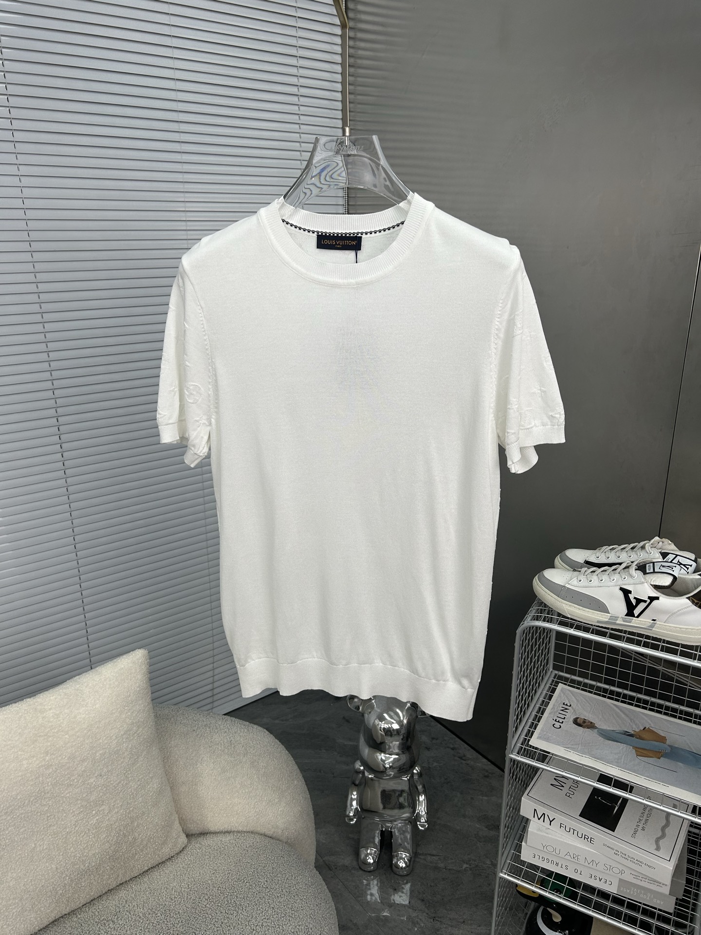 NO:936559,LV Louis Vuitton/Louis Vuitton presbyopia letters are printed all over, upgraded, inspired by the 1980s retro, original fabric, official same style, round neck knitted short-sleeved T-shirt, customized feel is very comfortable, the latest brick cabinet synchronization for spring and summer, fashionable and personalized, super versatile, very suitable for both men and women, a must-have style, hang tag, collar label, washed wheat, three labels complete, color: white, size M-3XL,, louis vuitton, louis  vuitton,louis vuitton,T-shirt,tees,t-shirt,19860909LV路易威登 Louis Vuitton/路易威登 老花字母满印 升级,灵感源自八十年代复古 原版面料 官方同款 圆领针织短袖T恤 定制手感非常舒服  春夏最新砖柜同步 时尚又个性 超级百搭  男女都非常合适 人手必备款 吊牌 领标 水洗麦 三标齐全 颜色: 白色 尺码M-3XL,,louis vuitton,louis vuitton,louis vuitton,T-shirt,tees，t-shirt,,Men's clothing