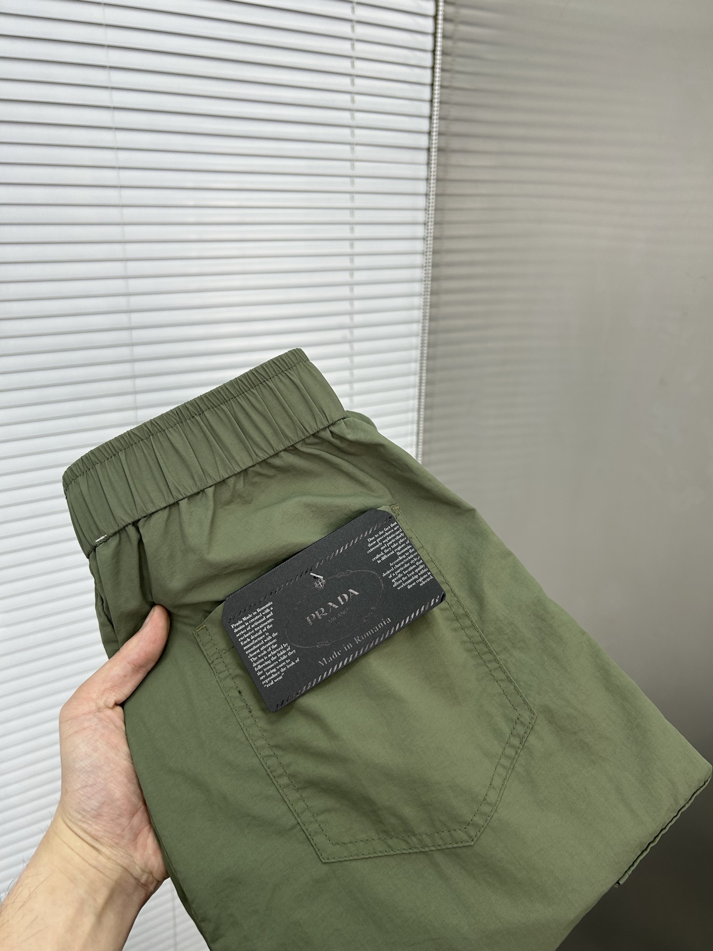 NO:912618,PRADA Army Green Overalls | A duet of fashion and practicality. The low-key and calm little army green is both elegant and versatile. The neat straight shape is not flattering on the figure and is comfortable to wear. The large overall pockets on both sides are full of practical properties and can easily hold various small items. The customized P-family hardware buckles at the waist are the finishing touch, showing luxury in a low-key manner.  .The splicing design of the pants body adds a sense of layering and three-dimensionality. Size M-4XL (shipped next day),, prada, prada,19860909PRADA普拉达 军绿色工装裤 | 时髦与实用的双重奏低调从容的小军绿,既显气质又百搭.利落的直筒版型,不挑身材,穿着舒适自在. 两侧大大的工装口袋,实用属性拉满,能轻松装下各种小物件,腰间开模定制P家专用五金卡扣,更是点睛之笔,低调中彰显奢华 .裤身的拼接设计,增加了层次感和立体感.码数M-4XL（隔天出货）,,prada,prada,,Men's clothing
